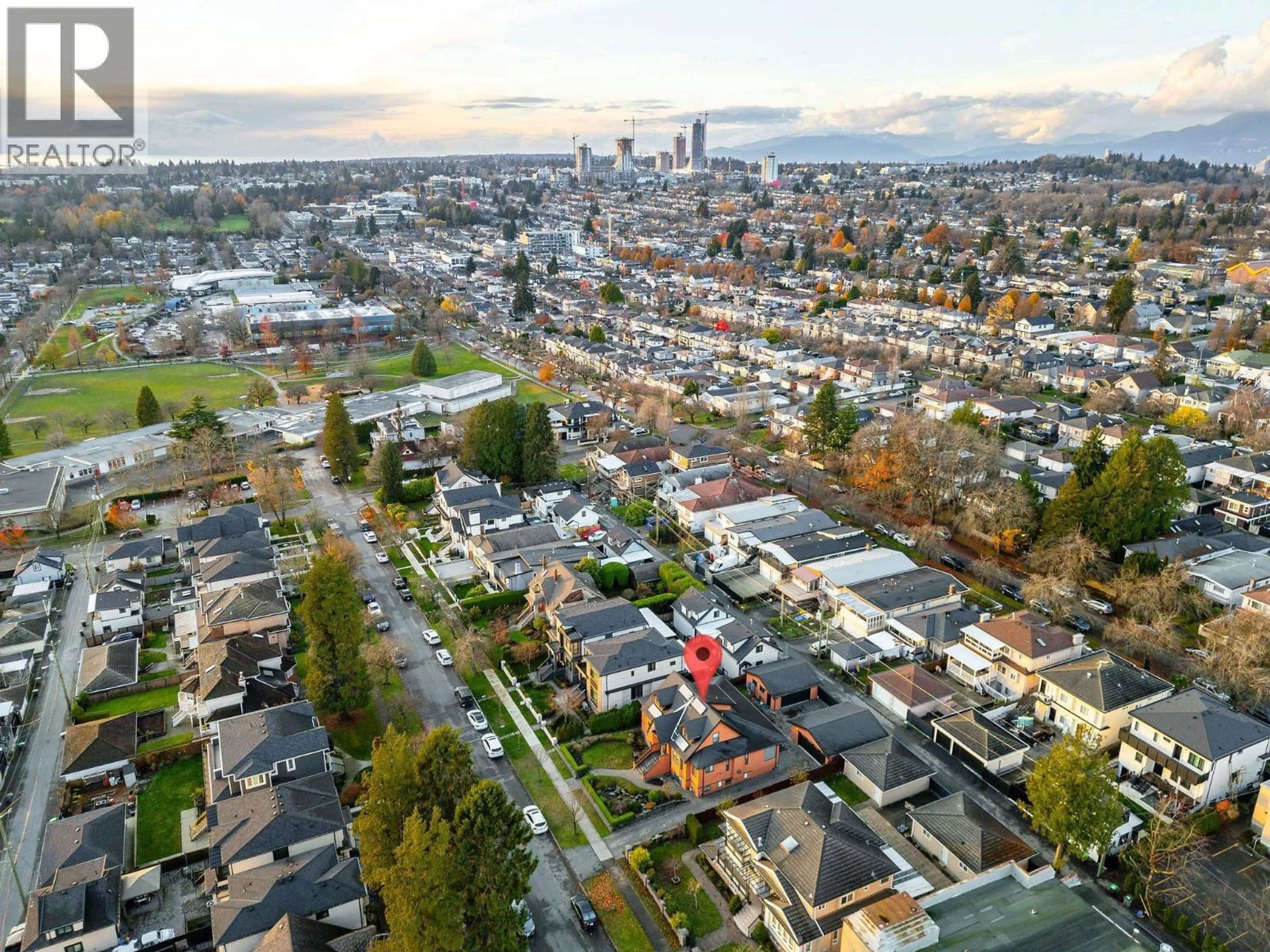 A pic from outside/outdoor area/front of a property/back of a property/a pic from drone, unknown for 617 52ND AVENUE, Vancouver British Columbia V5X1G8