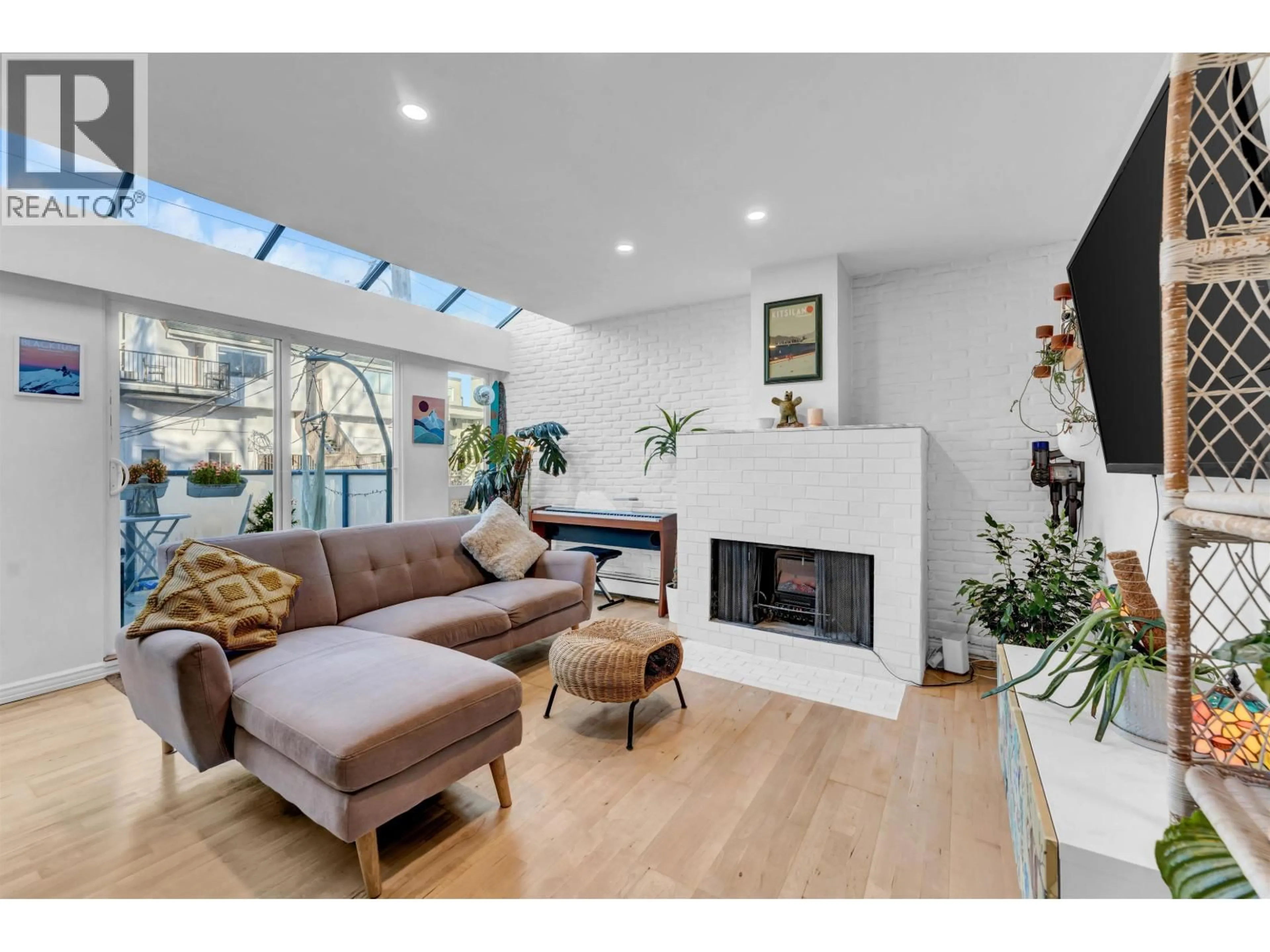 Living room with furniture, unknown for 204 - 2125 YORK AVENUE, Vancouver British Columbia V6K1C4