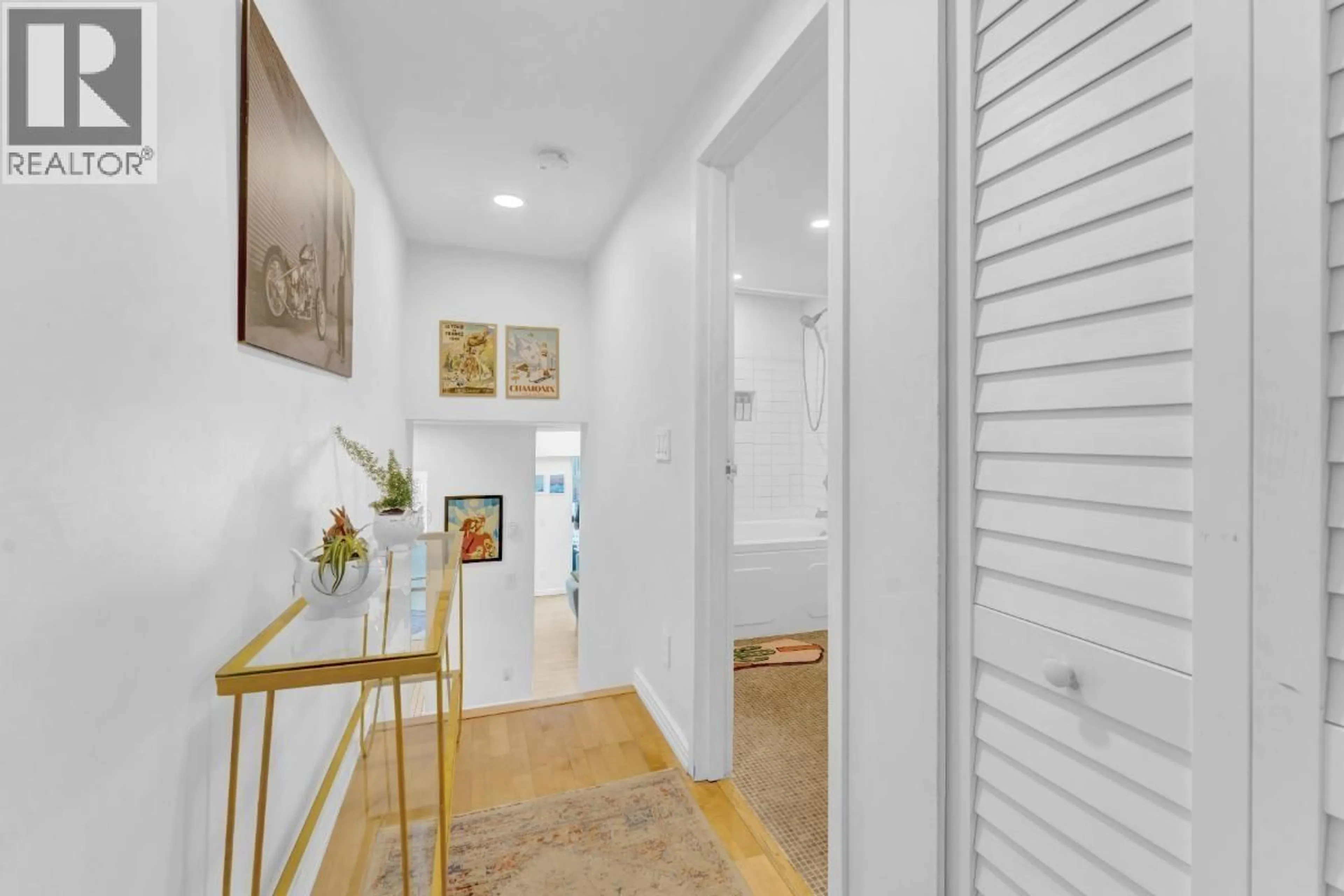 Indoor entryway for 204 - 2125 YORK AVENUE, Vancouver British Columbia V6K1C4