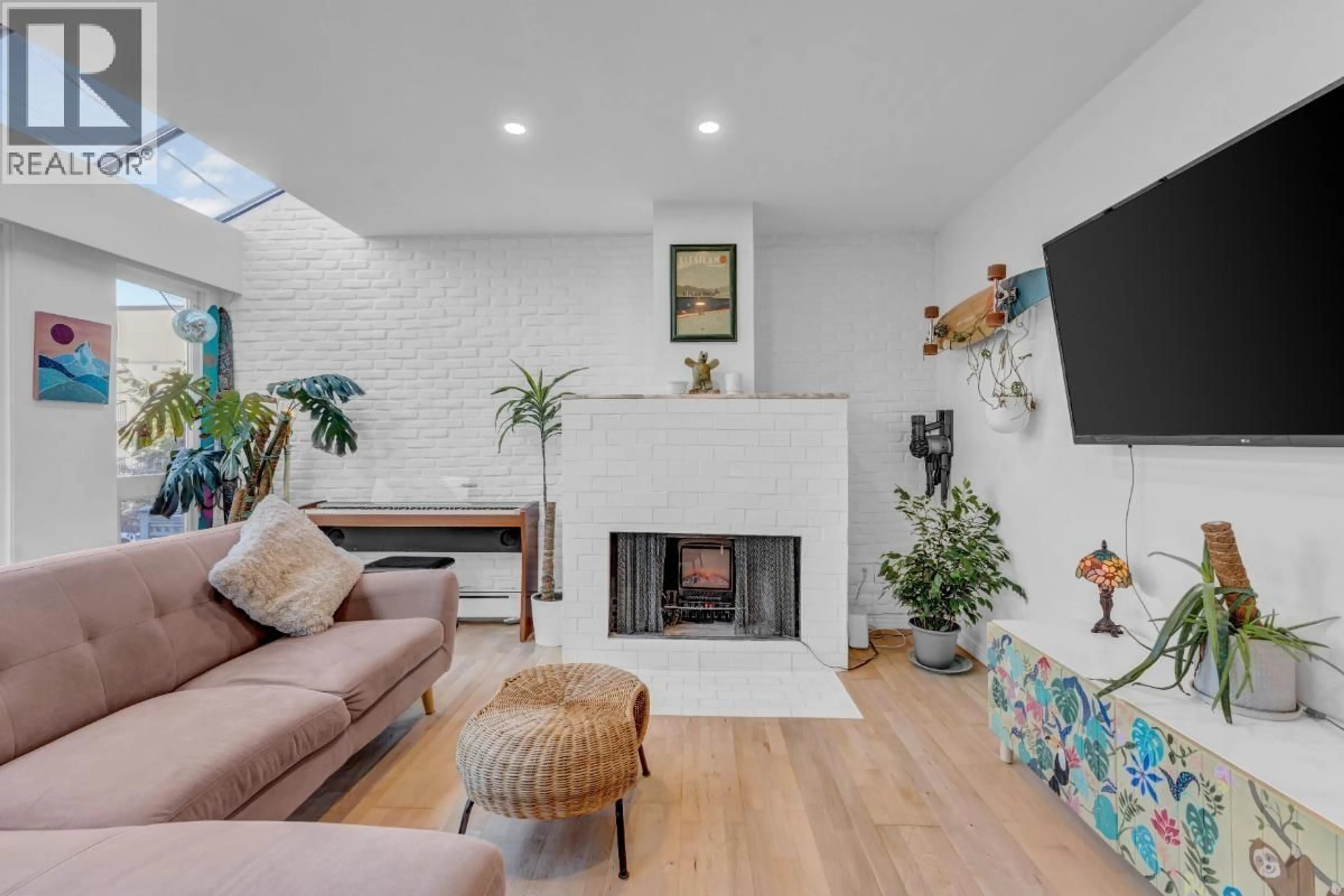 Living room with furniture, unknown for 204 - 2125 YORK AVENUE, Vancouver British Columbia V6K1C4