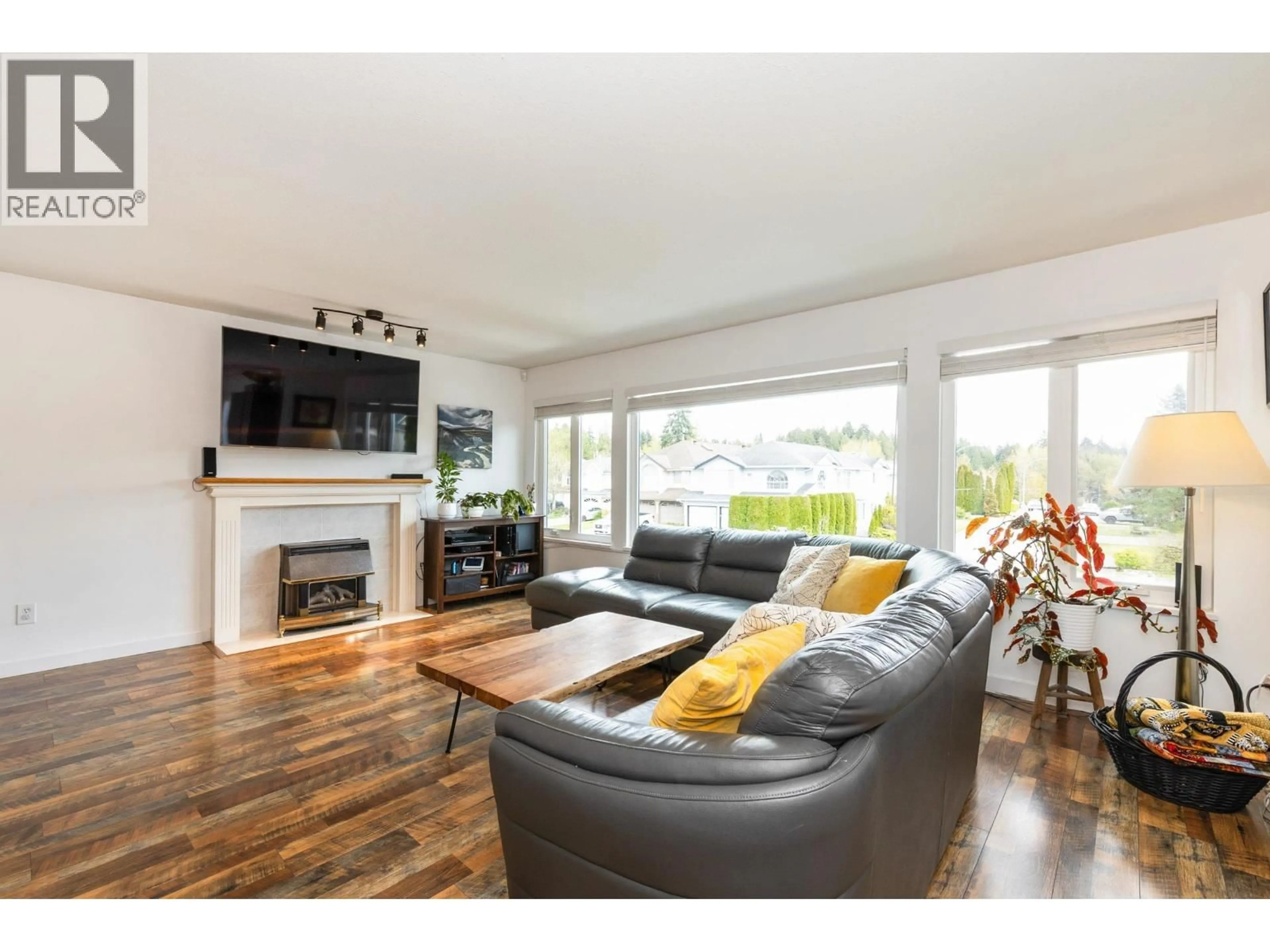 Living room with furniture, wood/laminate floor for 3843 TORONTO STREET, Port Coquitlam British Columbia V3B7J6