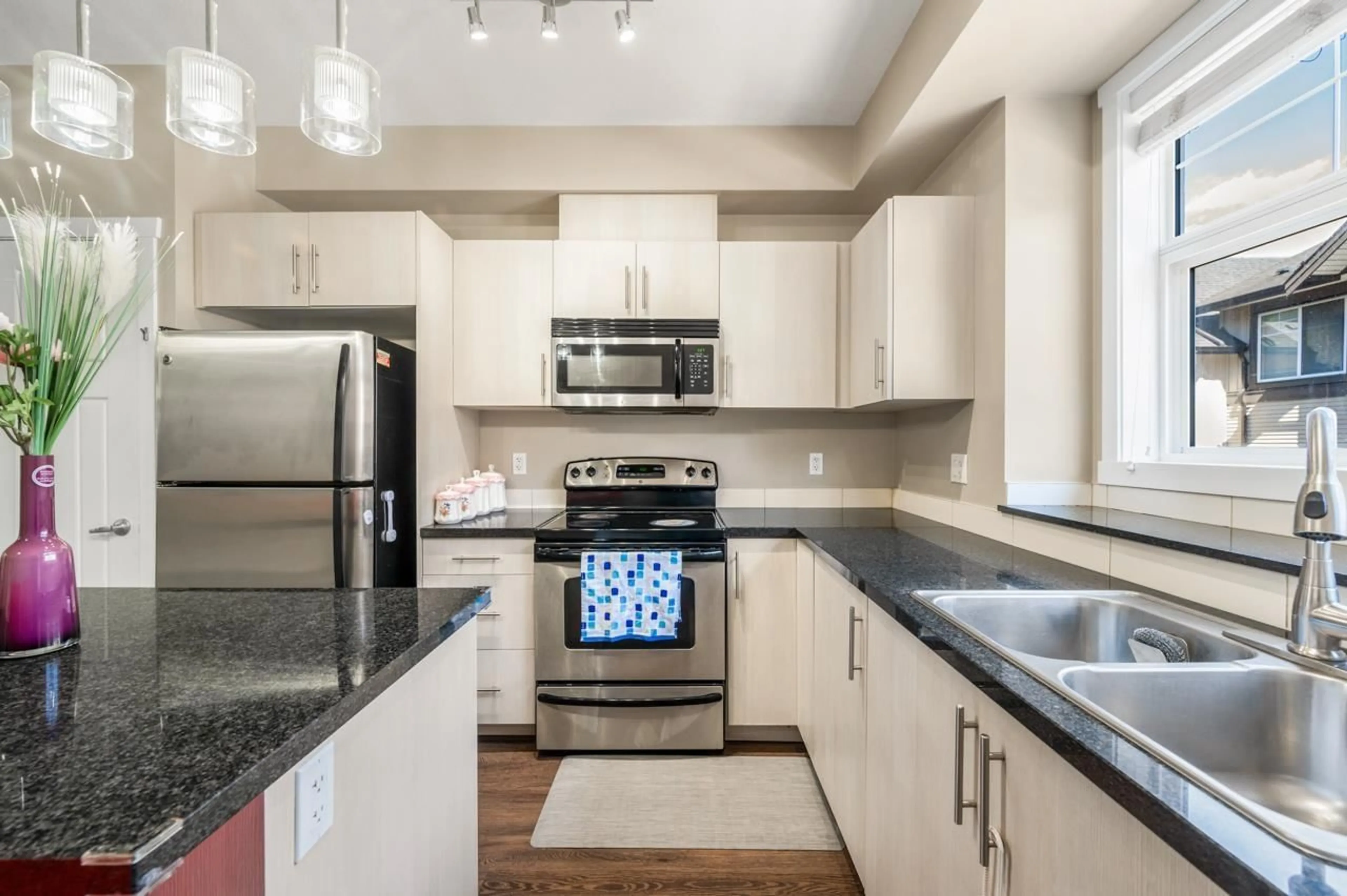 Standard kitchen, unknown for 81 - 6123 138 STREET, Surrey British Columbia V3X1E8