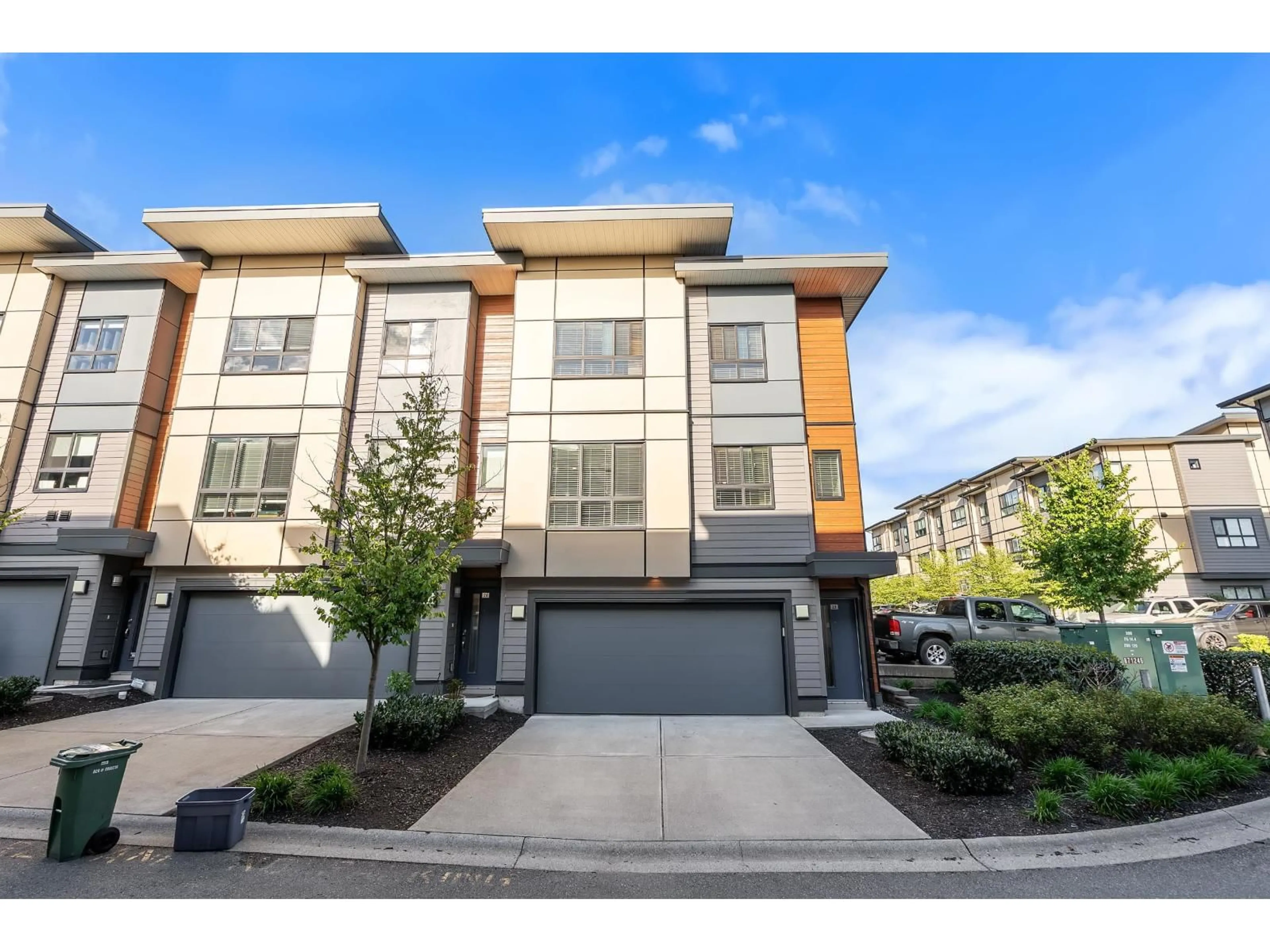 A pic from outside/outdoor area/front of a property/back of a property/a pic from drone, street for 23 - 1938 NORTH PARALLEL ROAD, Abbotsford British Columbia V3G2C6