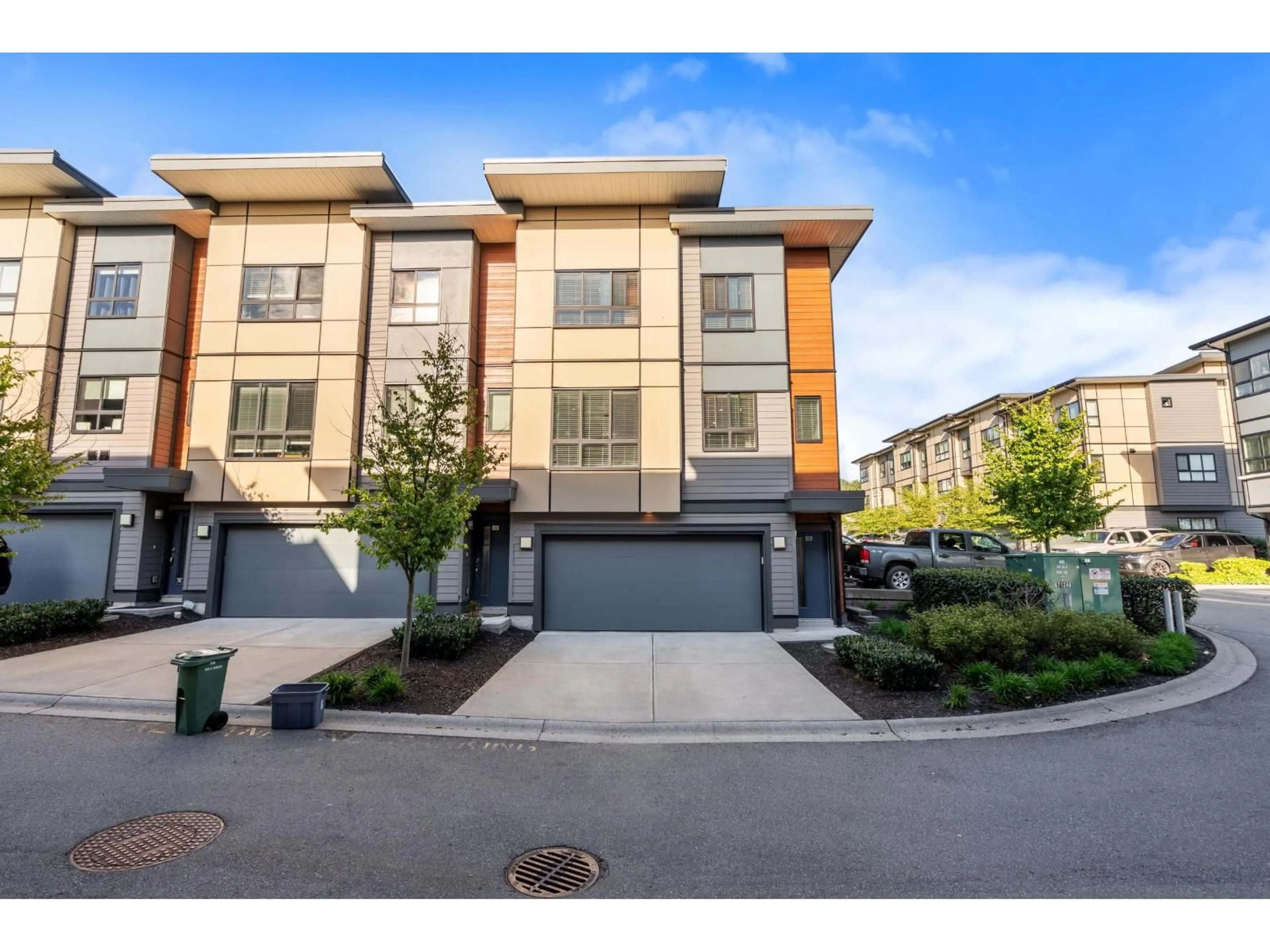 A pic from outside/outdoor area/front of a property/back of a property/a pic from drone, street for 23 - 1938 NORTH PARALLEL ROAD, Abbotsford British Columbia V3G2C6