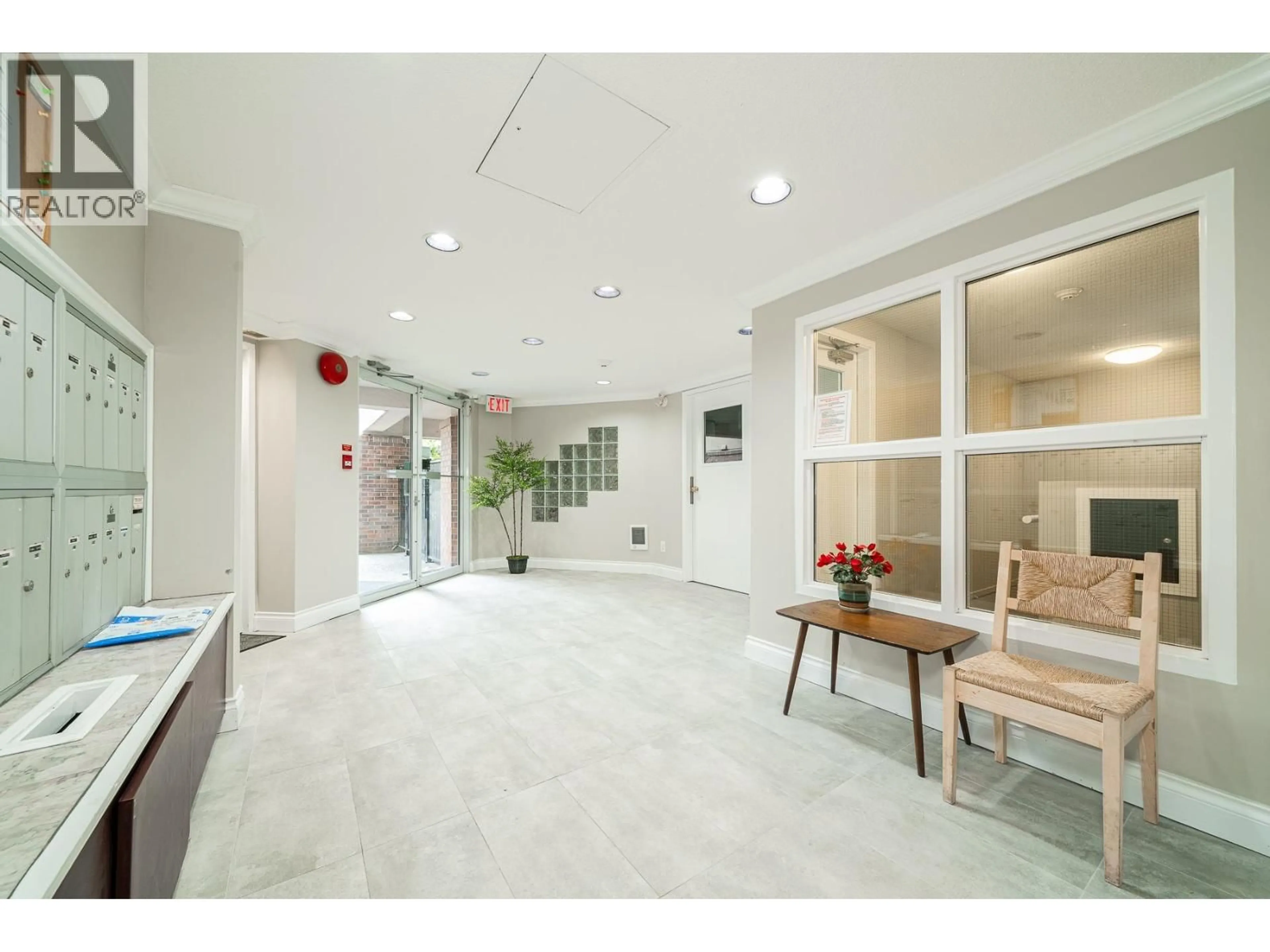 Indoor foyer for 101 - 7231 ANTRIM AVENUE, Burnaby British Columbia V5J5H5