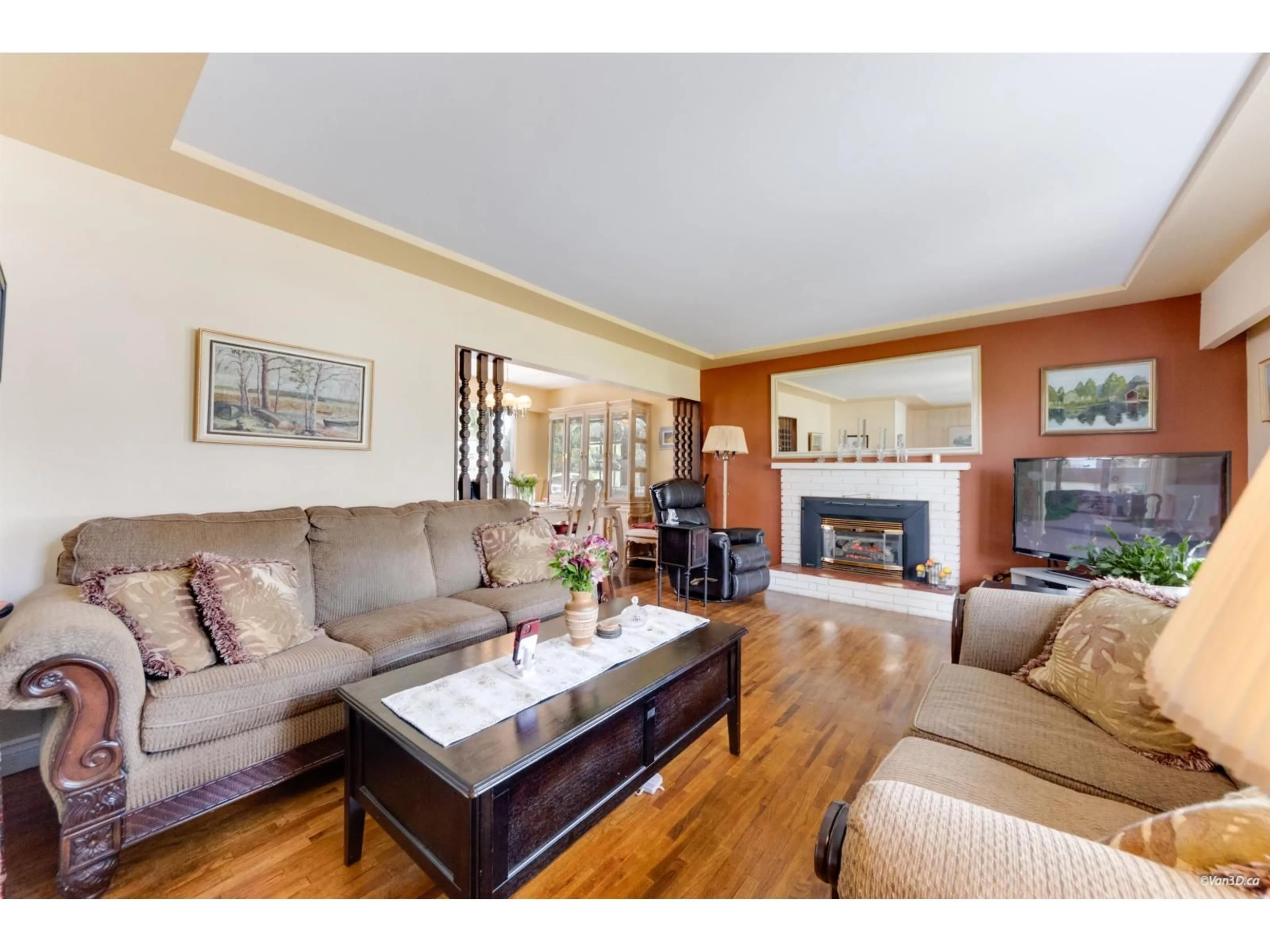 Living room with furniture, wood/laminate floor for 10962 145A STREET, Surrey British Columbia V3R3S4