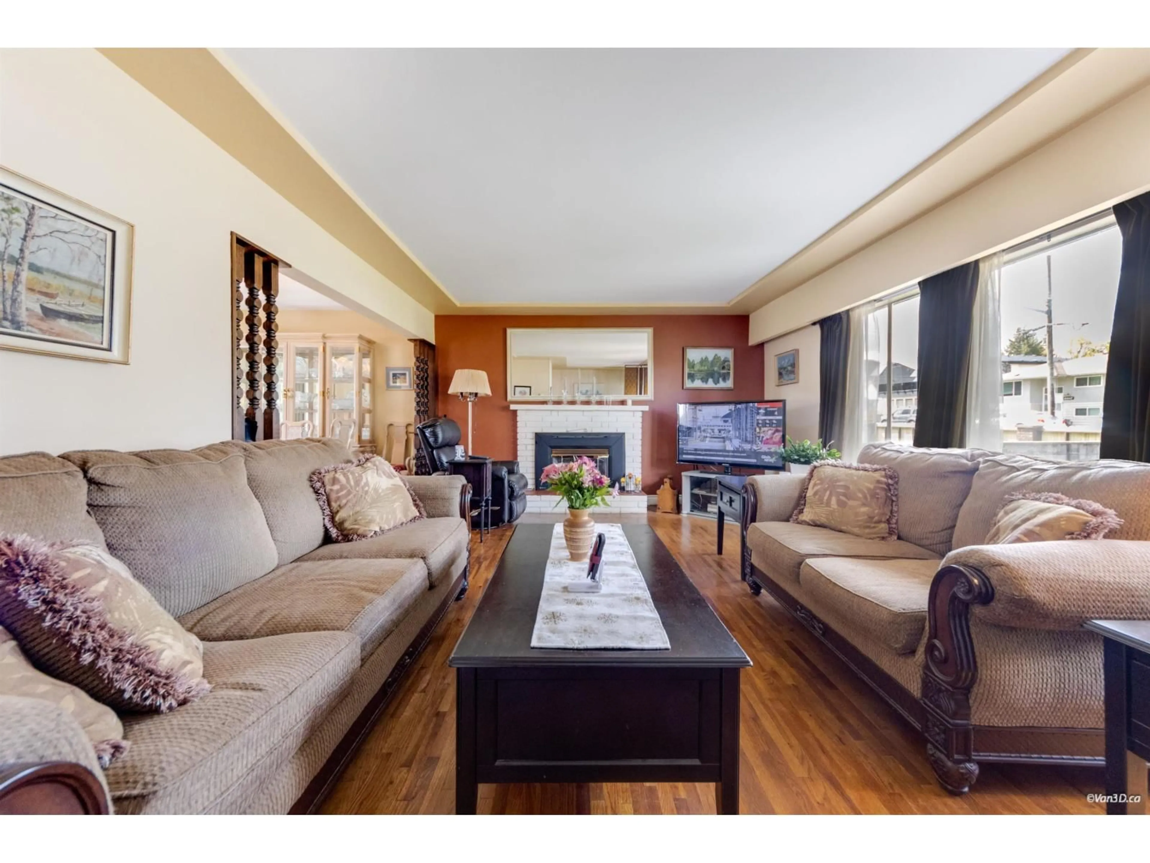 Living room with furniture, wood/laminate floor for 10962 145A STREET, Surrey British Columbia V3R3S4