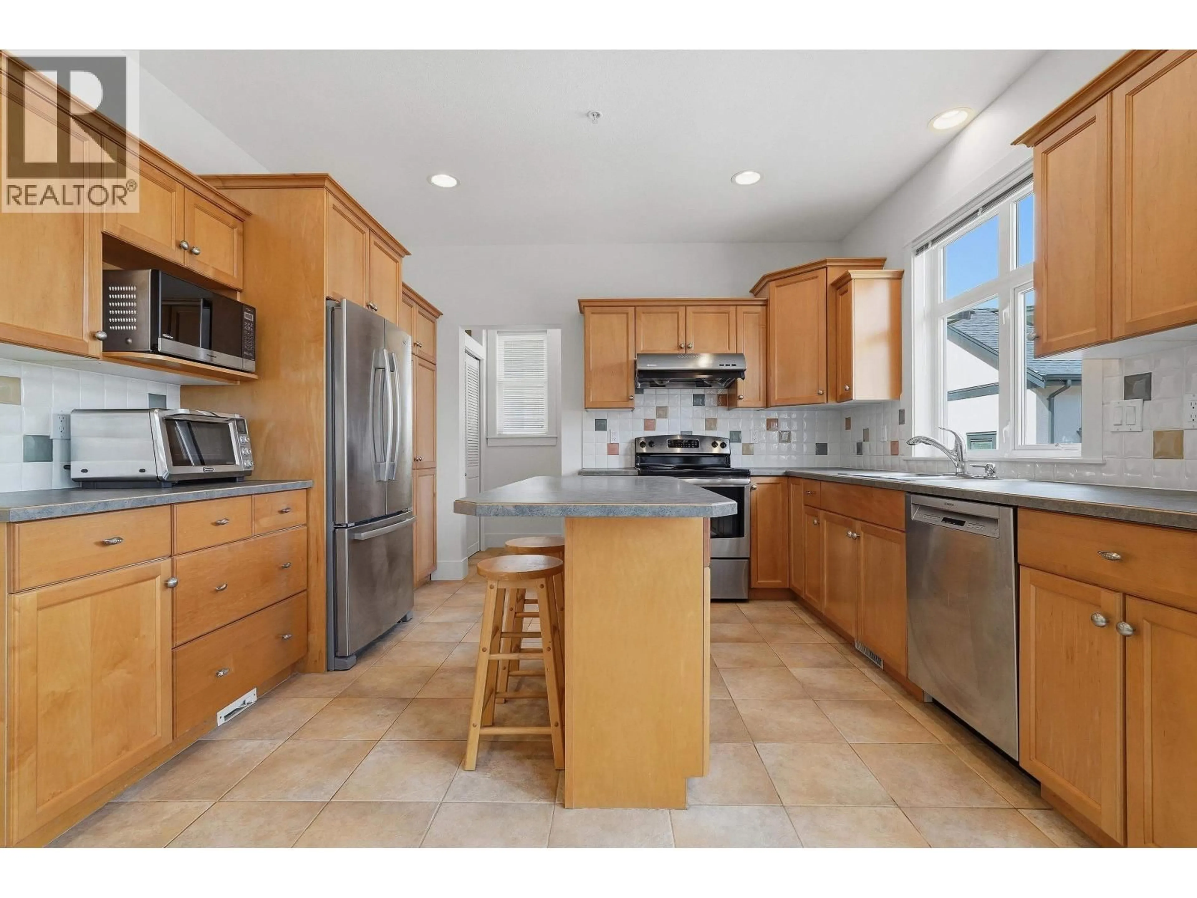 Open concept kitchen, ceramic/tile floor for 2761 53RD AVENUE, Vancouver British Columbia V5S1W3