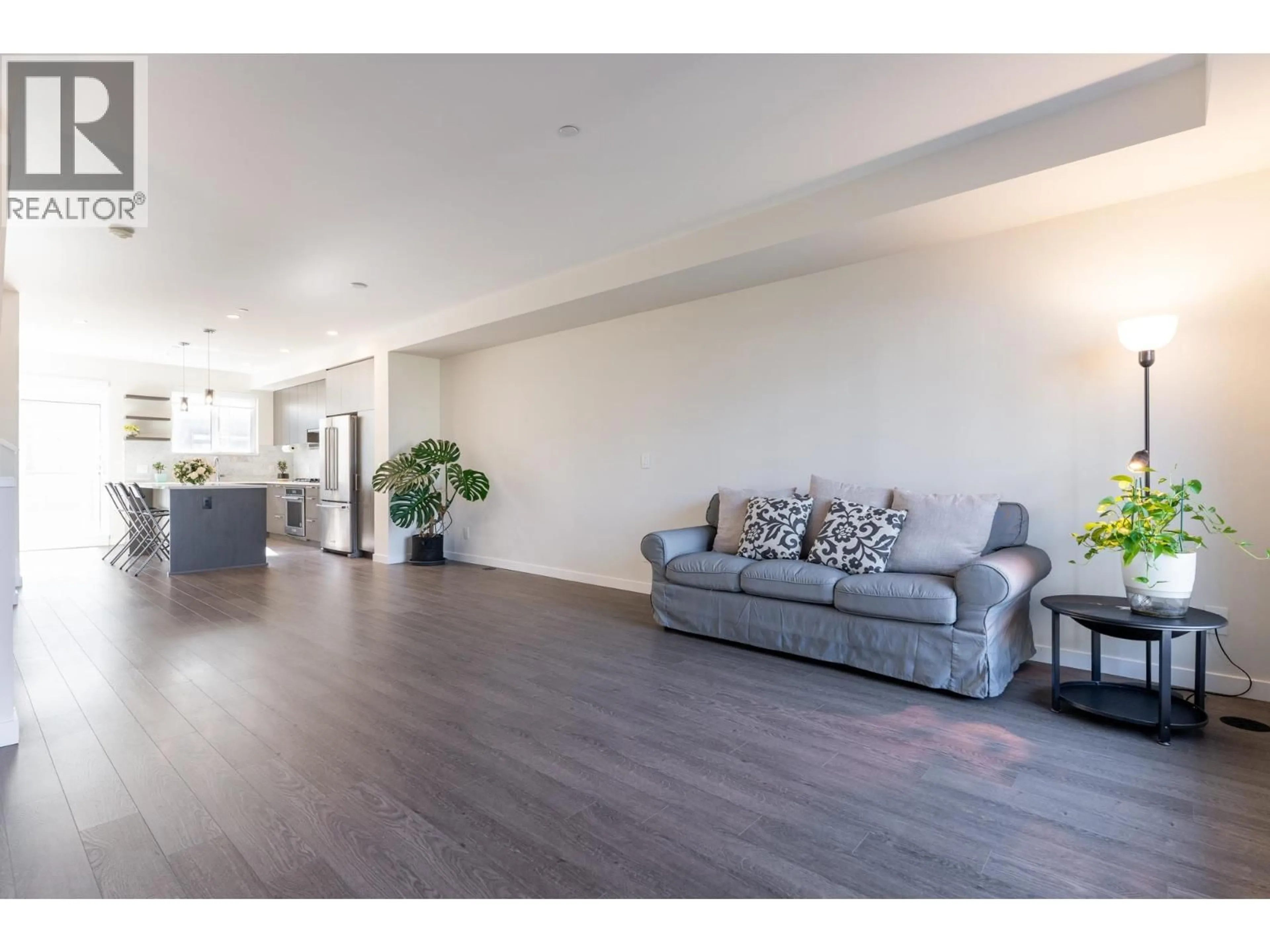 Living room with furniture, wood/laminate floor for 175 - 4738 HEMLOCK WAY, Tsawwassen British Columbia V4M0E3