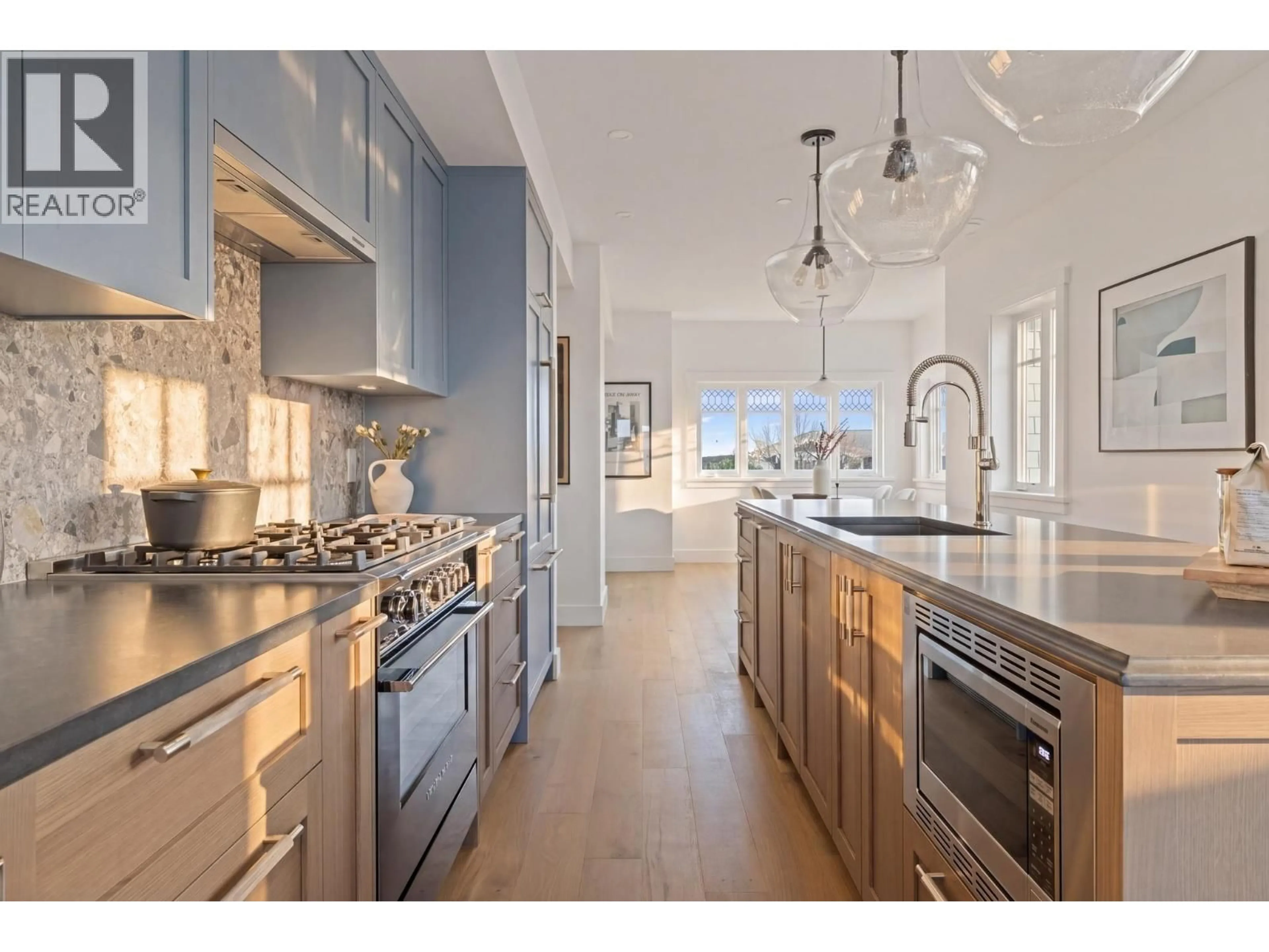 Open concept kitchen, unknown for 2 - 326 14TH STREET, North Vancouver British Columbia V7M1P6