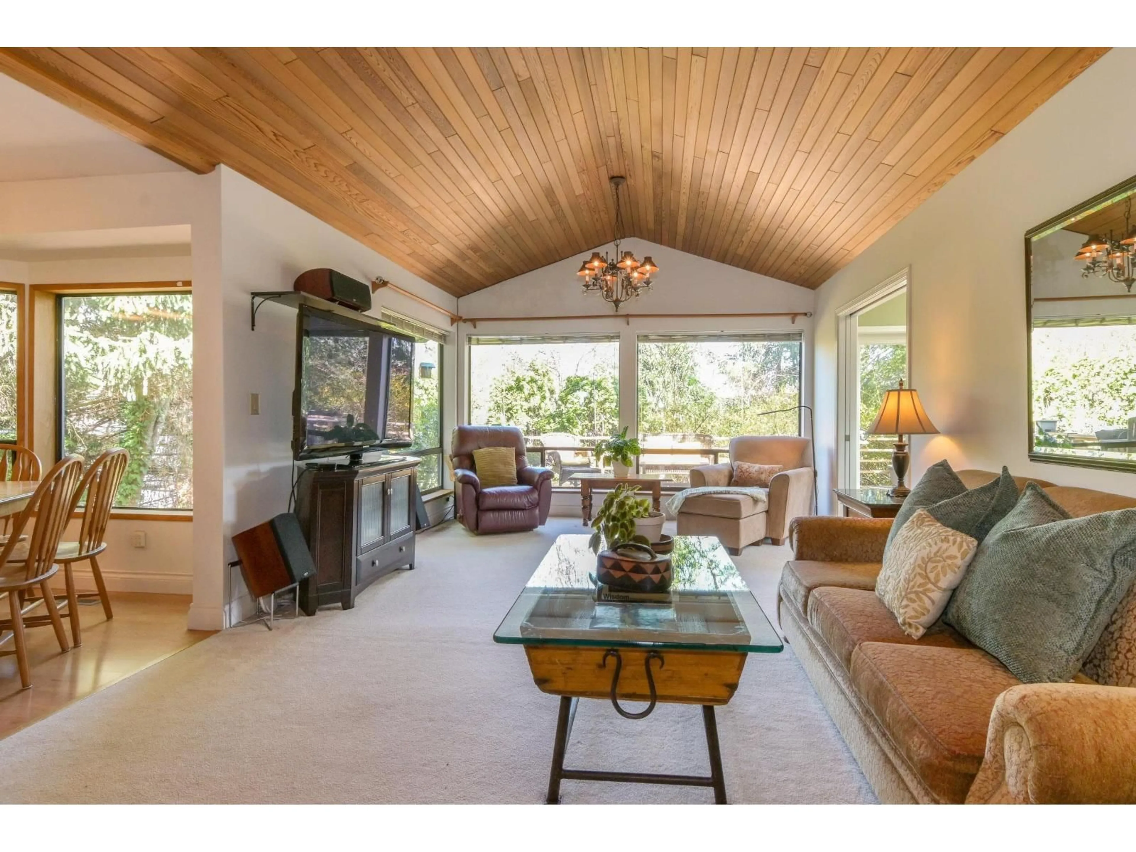 Living room with furniture, wood/laminate floor for 15342 KILLARNEY COURT, Surrey British Columbia V3S6P9