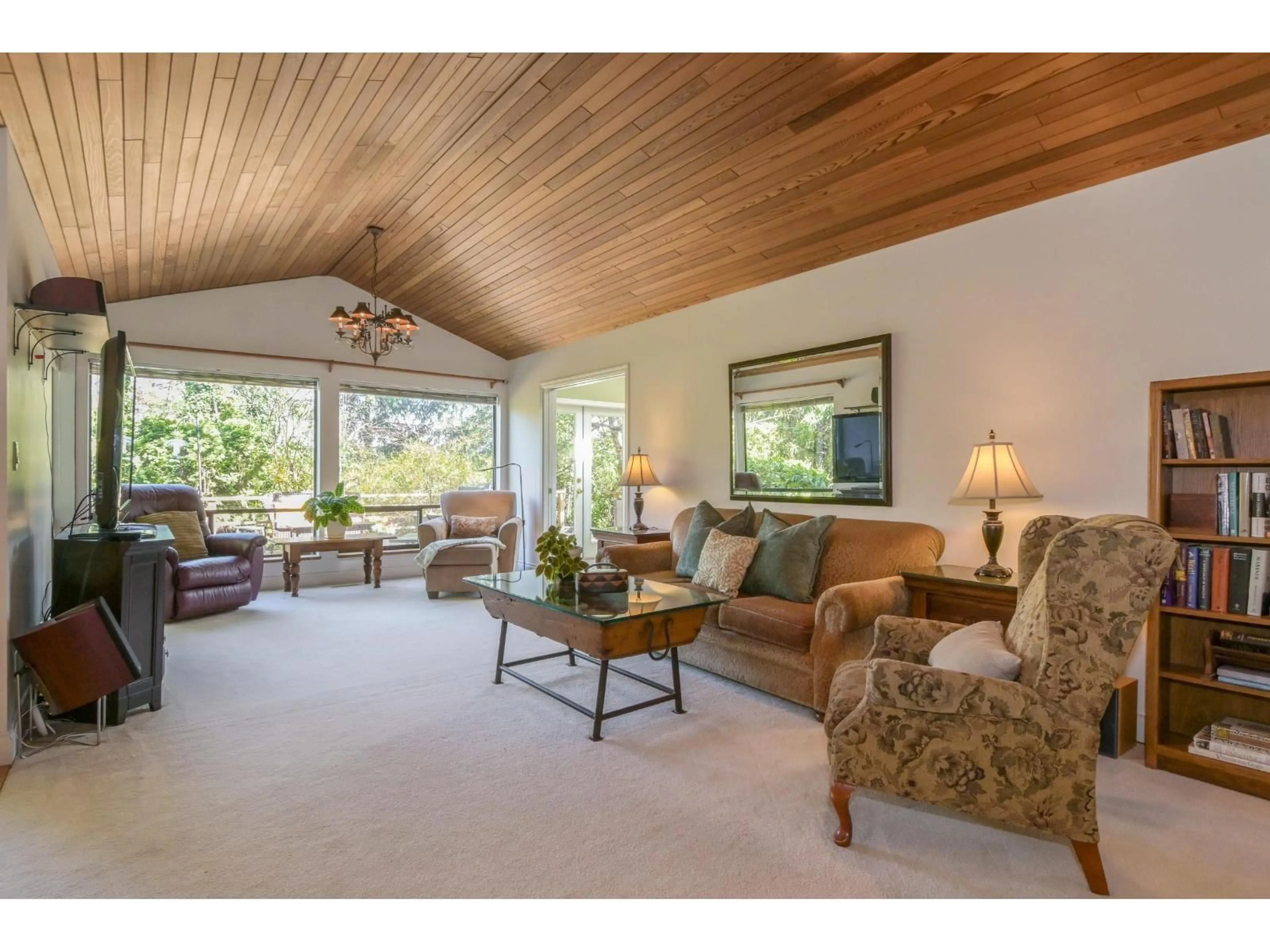 Living room with furniture, unknown for 15342 KILLARNEY COURT, Surrey British Columbia V3S6P9