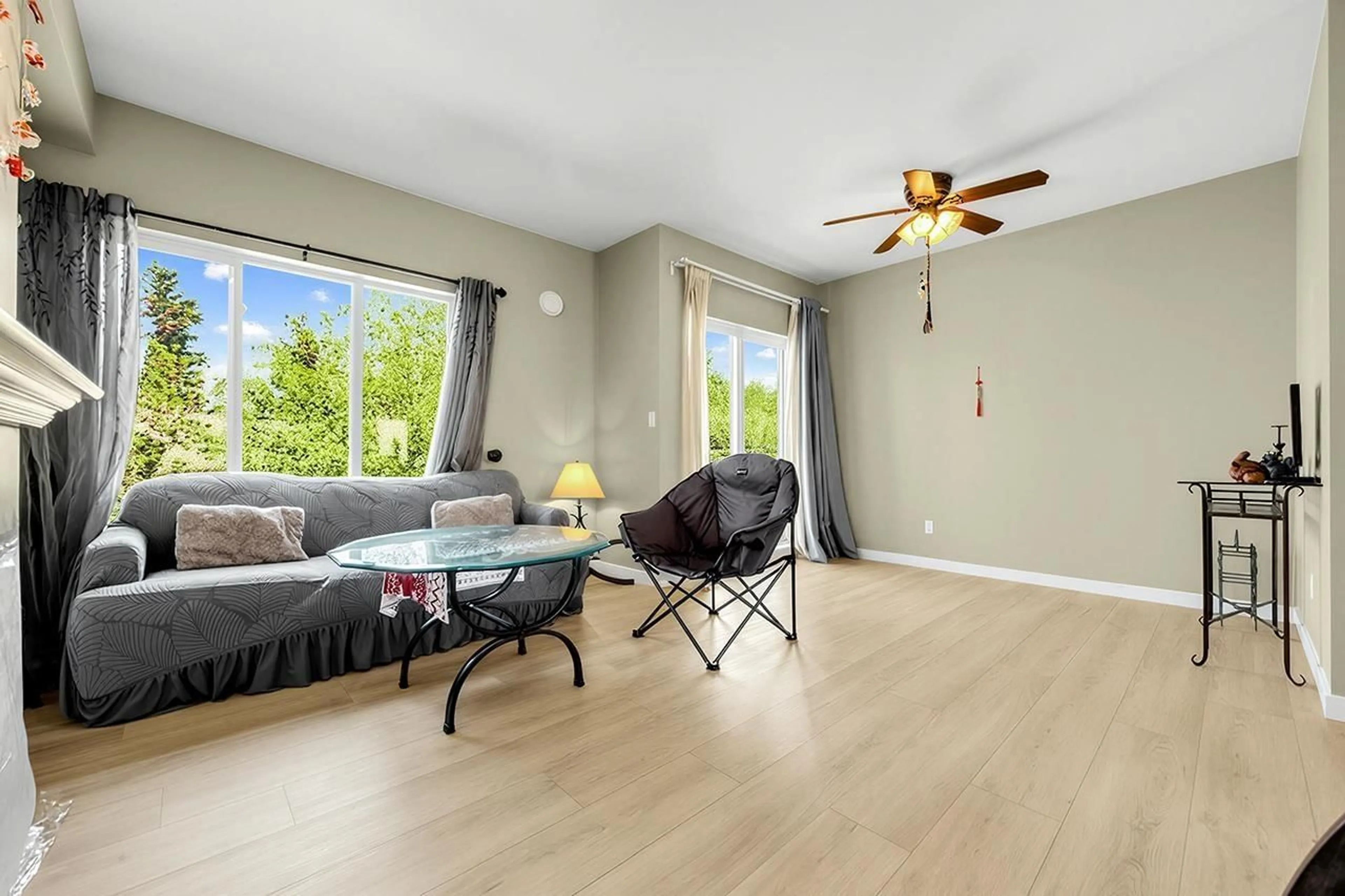 Living room with furniture, wood/laminate floor for 15 - 15133 29A AVENUE, Surrey British Columbia V4P3G4