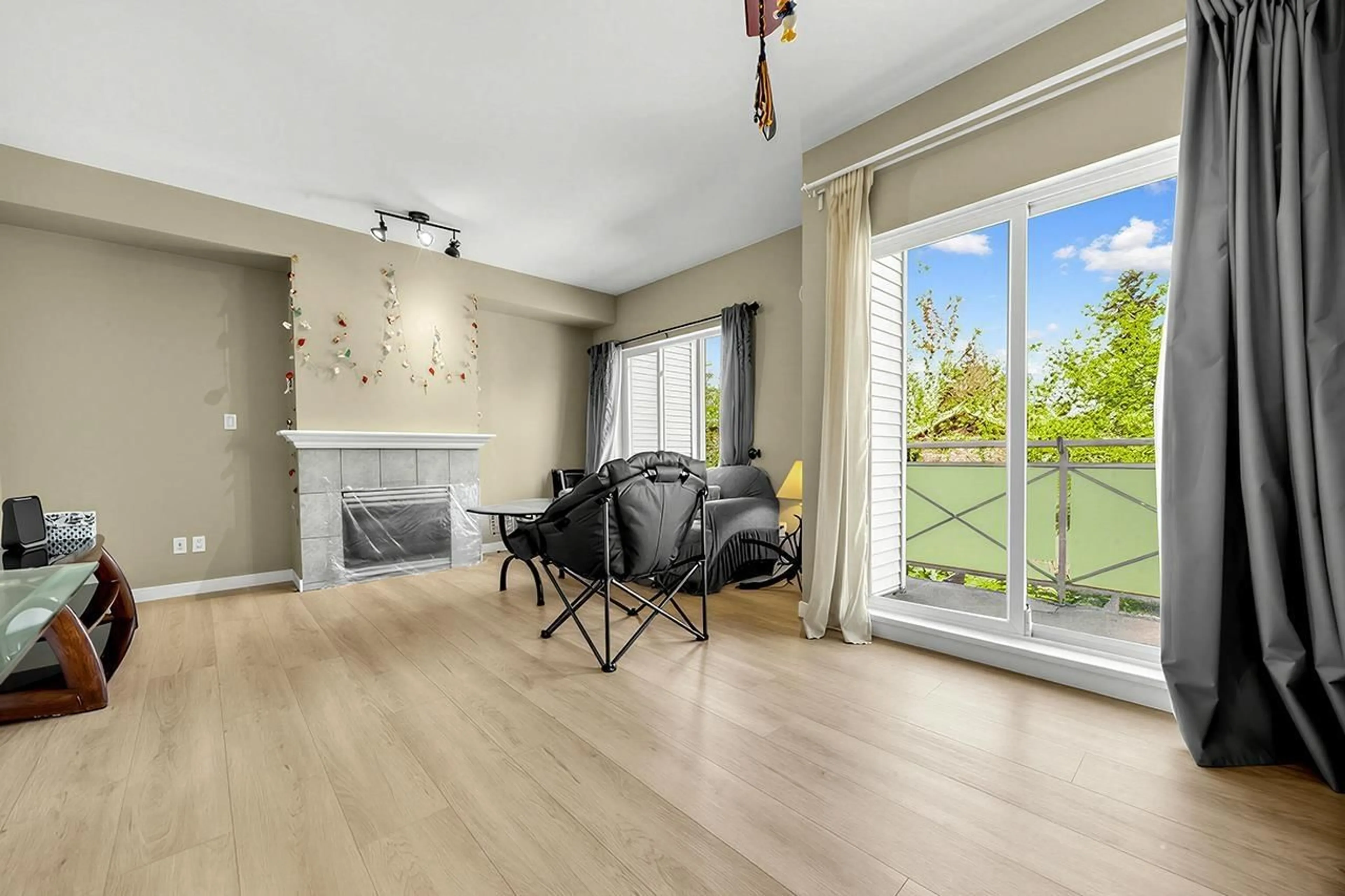 Living room with furniture, wood/laminate floor for 15 - 15133 29A AVENUE, Surrey British Columbia V4P3G4