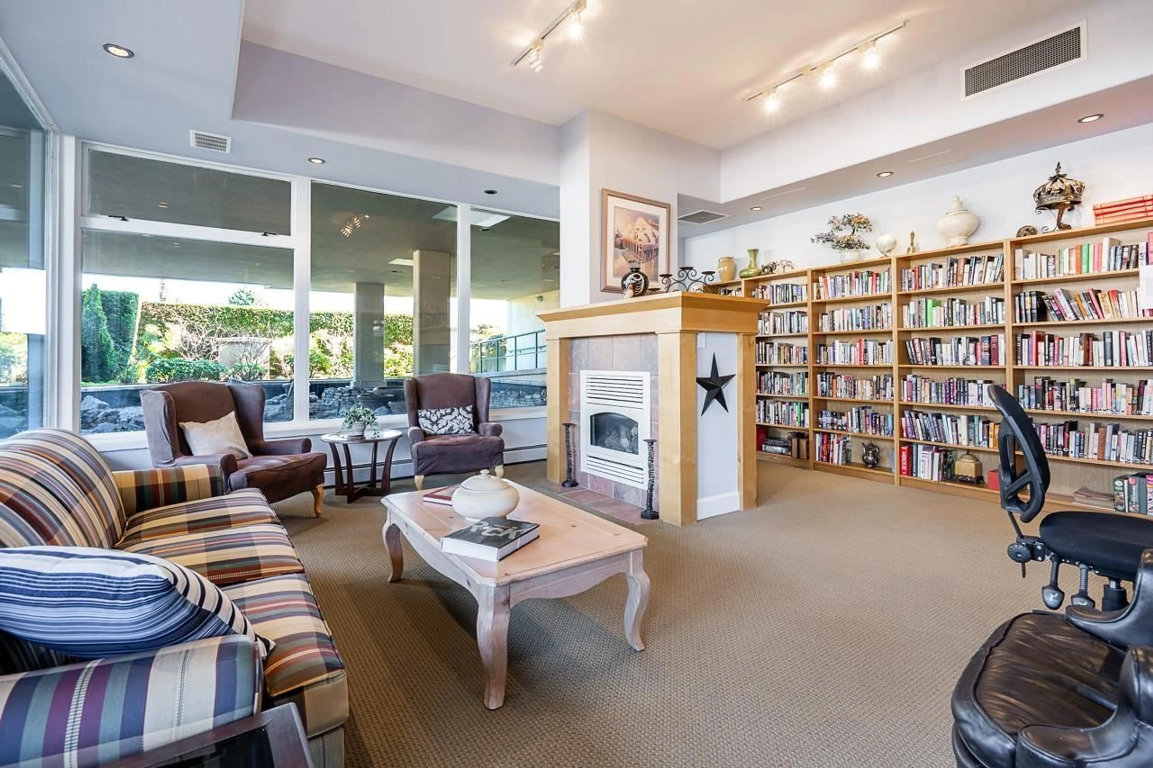 Lobby for 506 - 15466 NORTH BLUFF ROAD, White Rock British Columbia V4B3G1