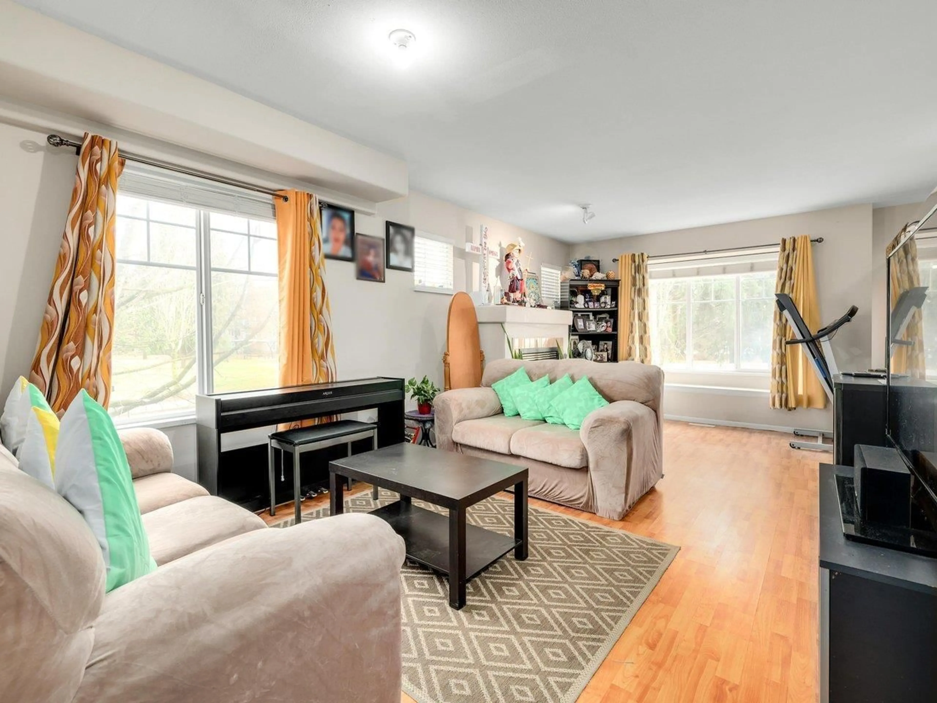 Living room with furniture, wood/laminate floor for 96 - 12110 75A AVENUE, Surrey British Columbia V3W1M1