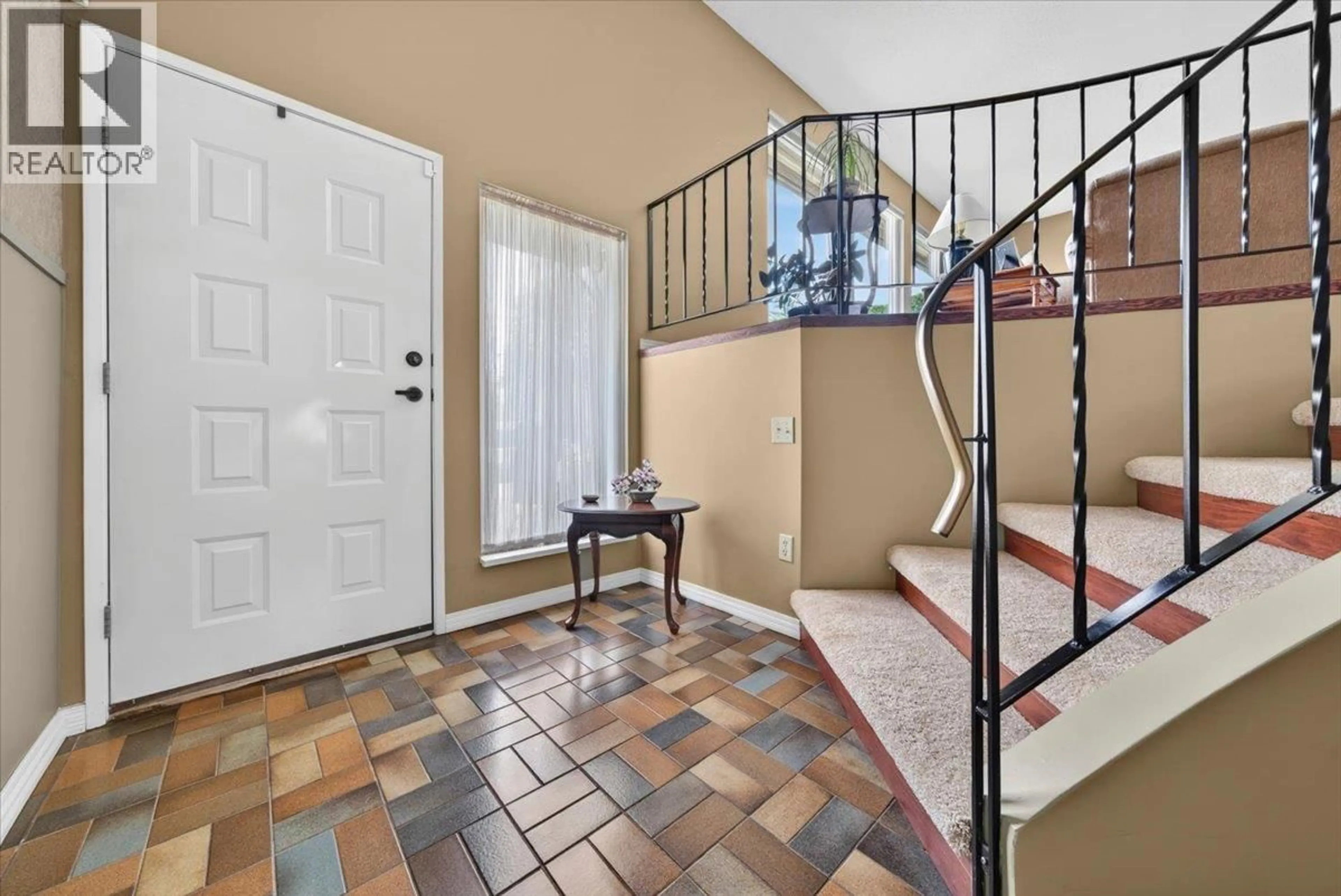 Indoor entryway for 12377 DAWSON PLACE, Maple Ridge British Columbia V4R2L6