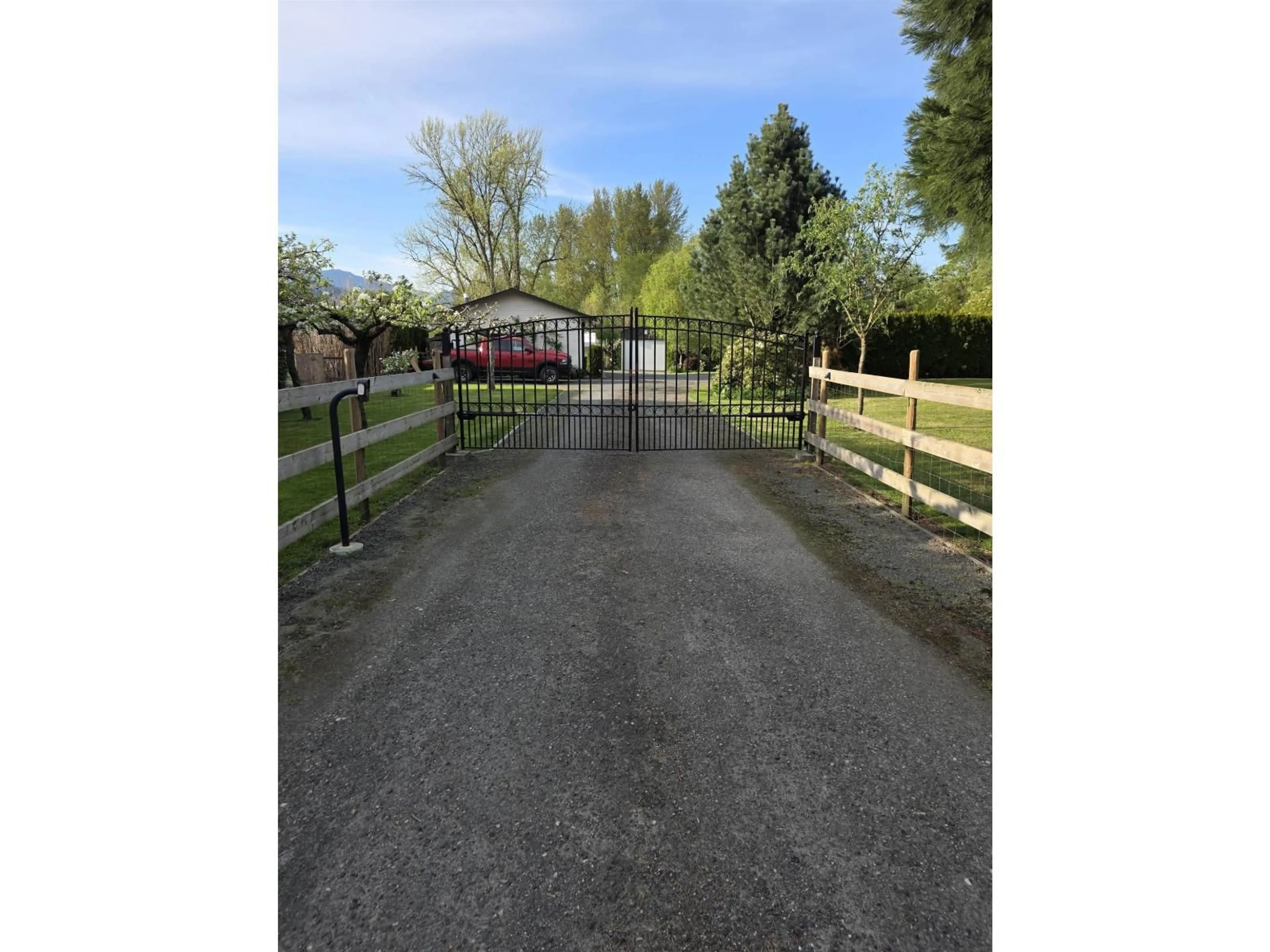 A pic from outside/outdoor area/front of a property/back of a property/a pic from drone, street for 44387 SOUTH SUMAS ROAD, Chilliwack British Columbia V2R4B7
