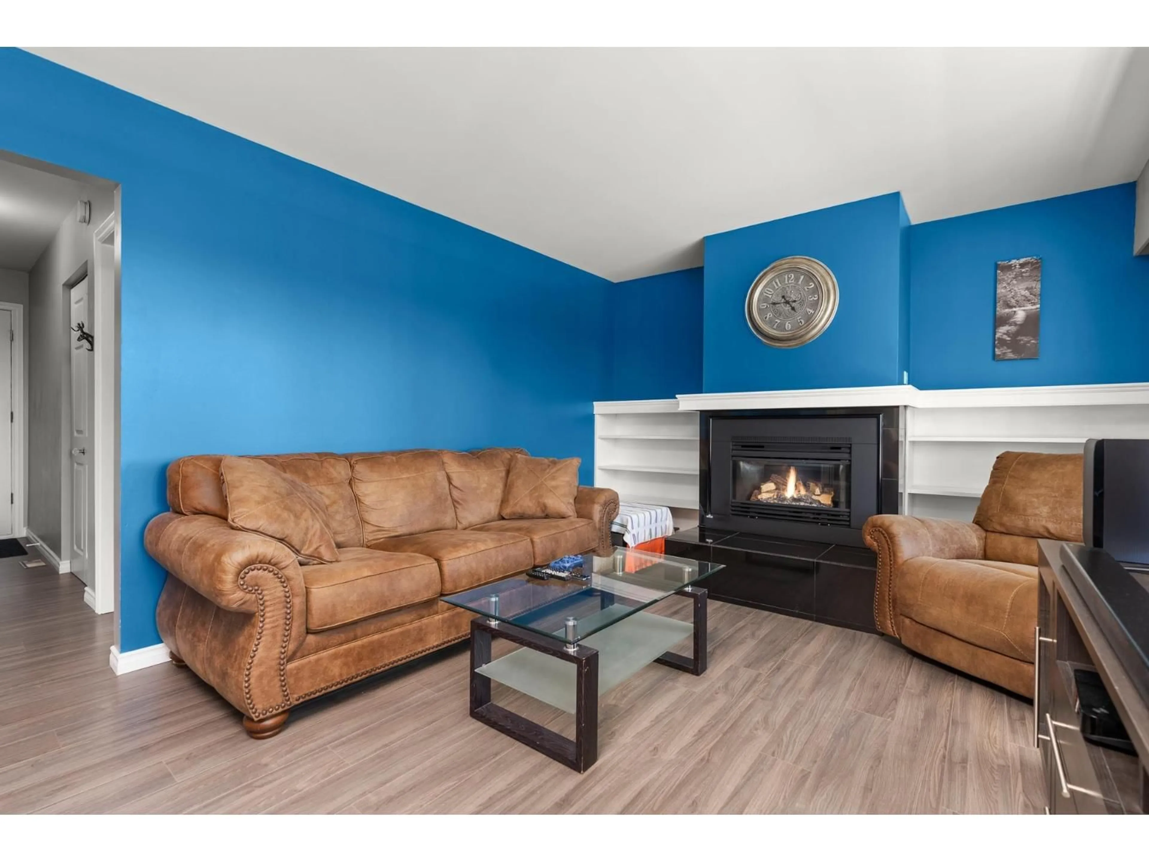 Living room with furniture, wood/laminate floor for 33580 5TH AVENUE, Mission British Columbia V2V1W6