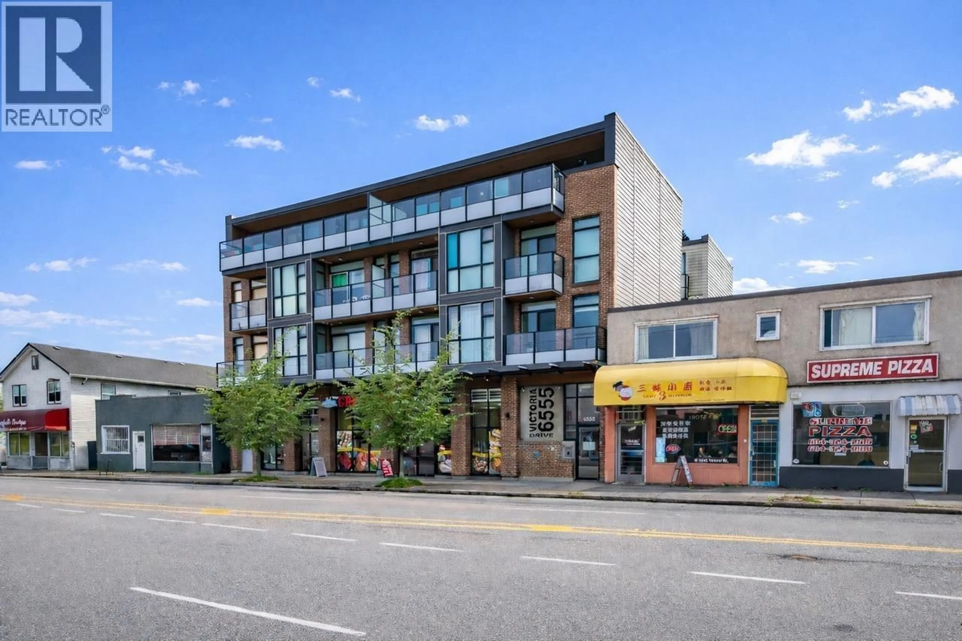 Patio, building for PH01 - 6555 VICTORIA DRIVE, Vancouver British Columbia V5P3X8