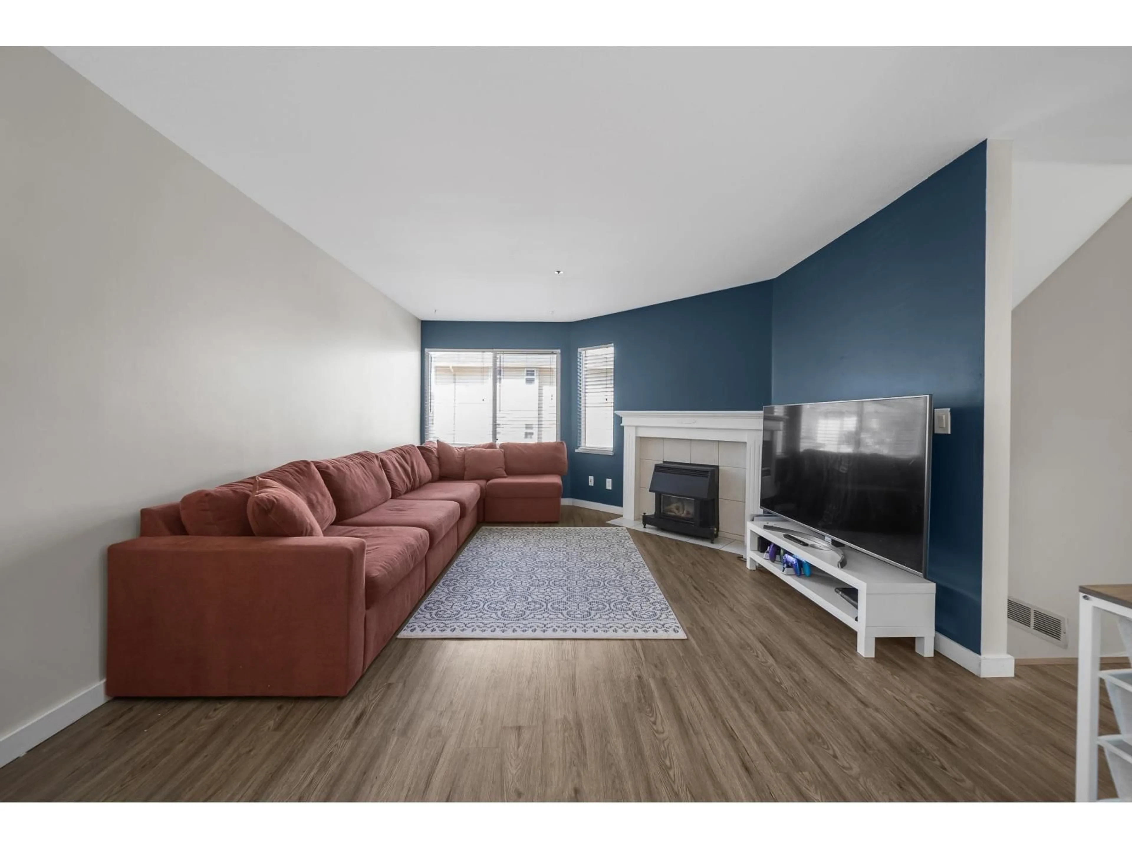 Living room with furniture, wood/laminate floor for 69 - 3087 IMMEL STREET, Abbotsford British Columbia V2S6Z6