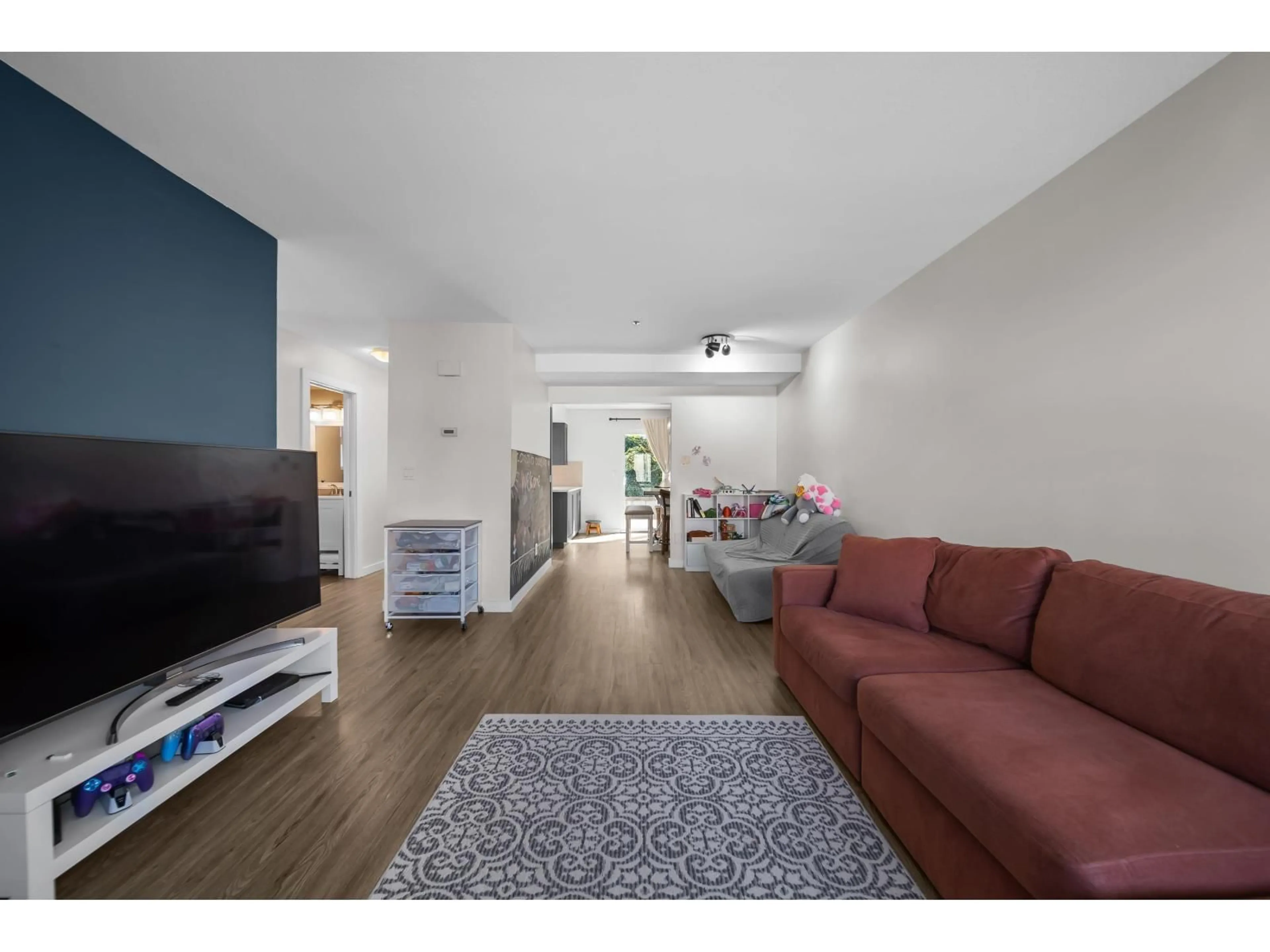Living room with furniture, wood/laminate floor for 69 - 3087 IMMEL STREET, Abbotsford British Columbia V2S6Z6