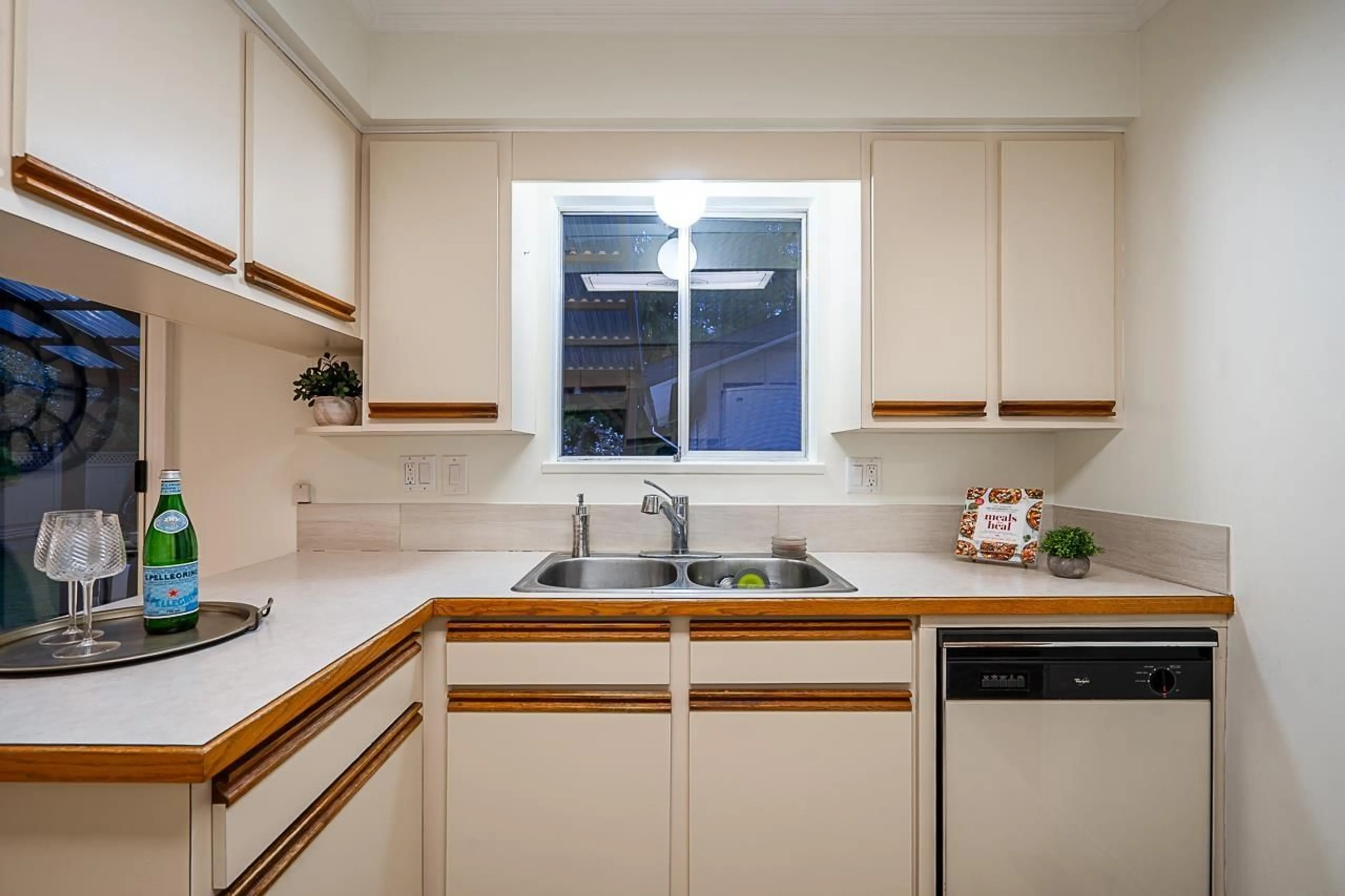 Standard kitchen, unknown for 26981 28B AVENUE, Langley British Columbia V4W3A5