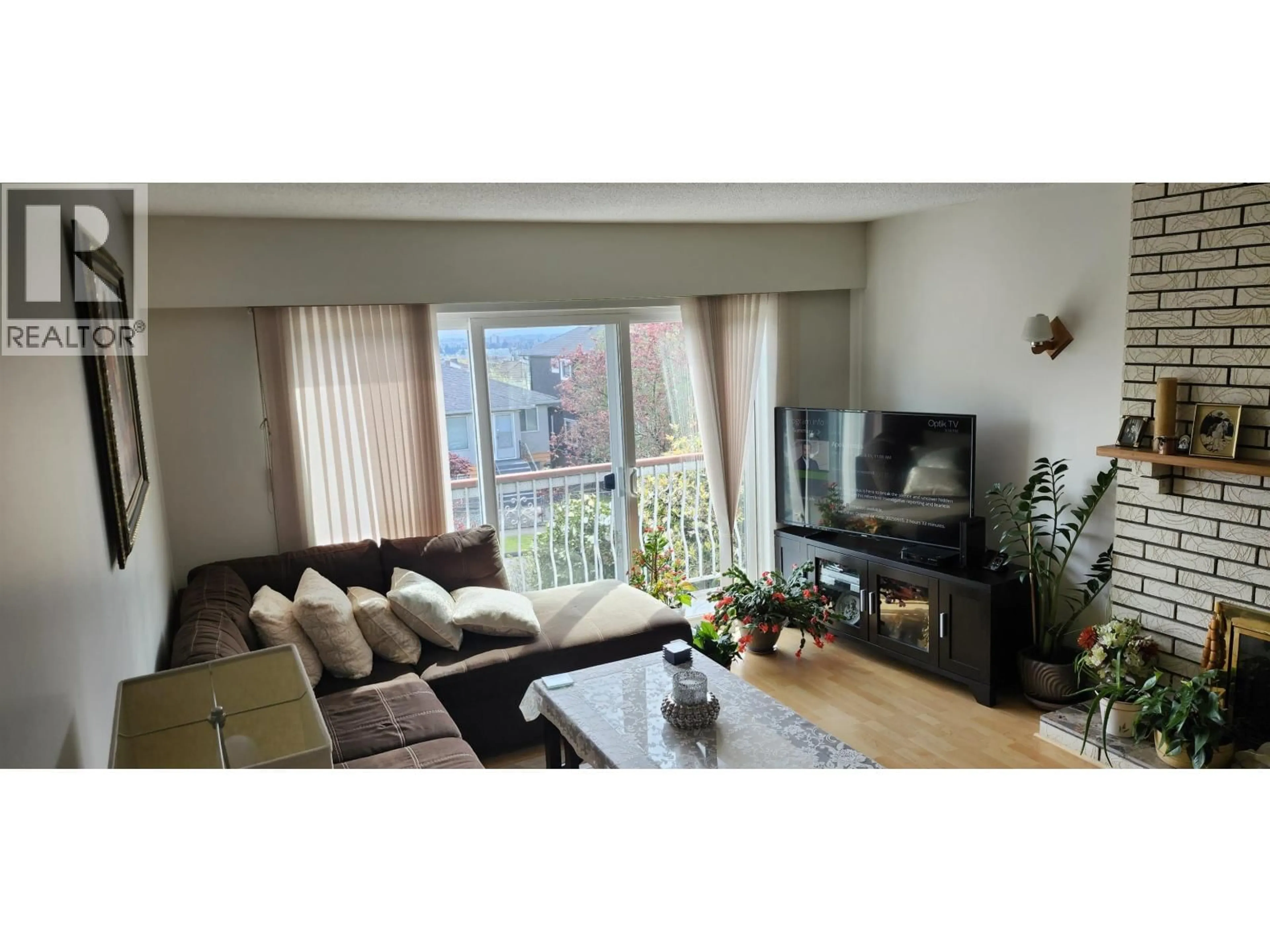 Living room with furniture, wood/laminate floor for 549 56TH AVENUE, Vancouver British Columbia V5X1R6