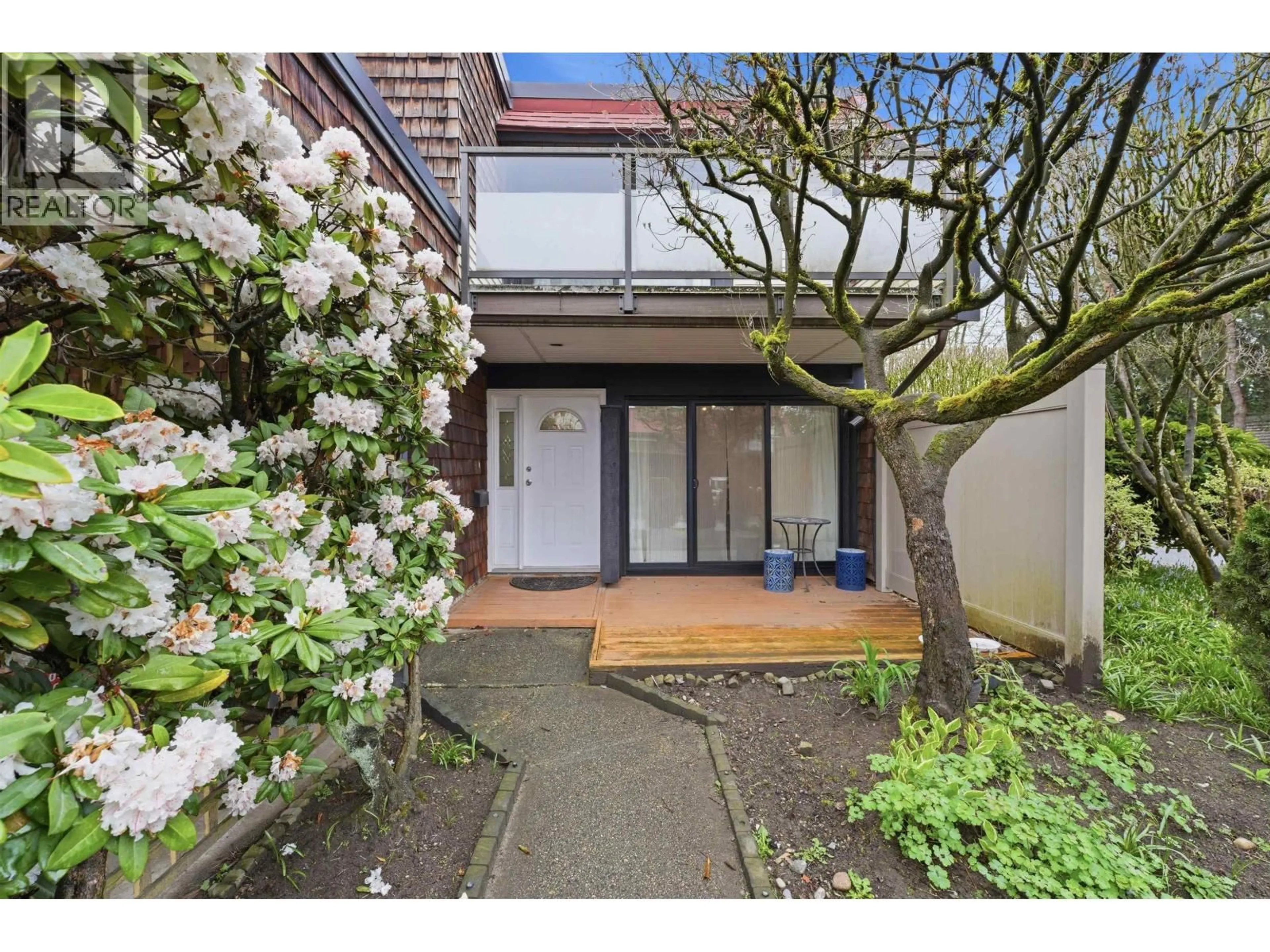 A pic from outside/outdoor area/front of a property/back of a property/a pic from drone, street for 4290 BRIDGEWATER CRESCENT, Burnaby British Columbia V3N4M7