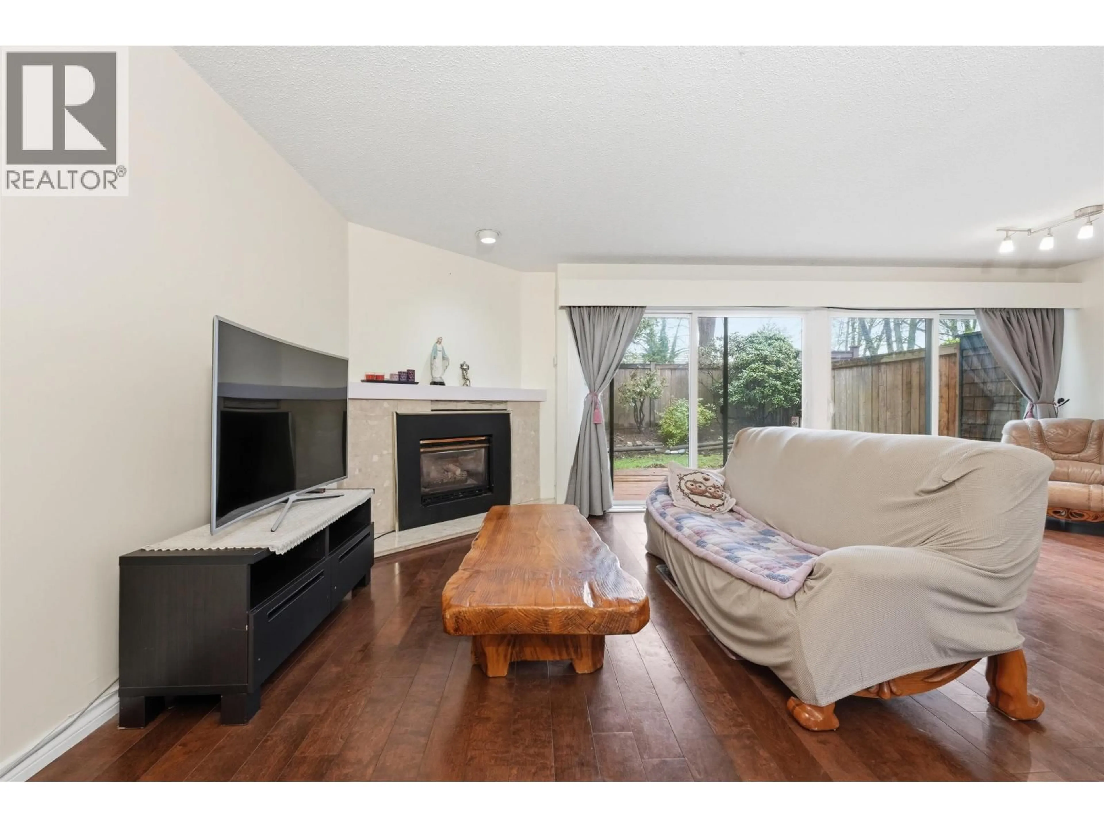 Living room with furniture, wood/laminate floor for 4290 BRIDGEWATER CRESCENT, Burnaby British Columbia V3N4M7