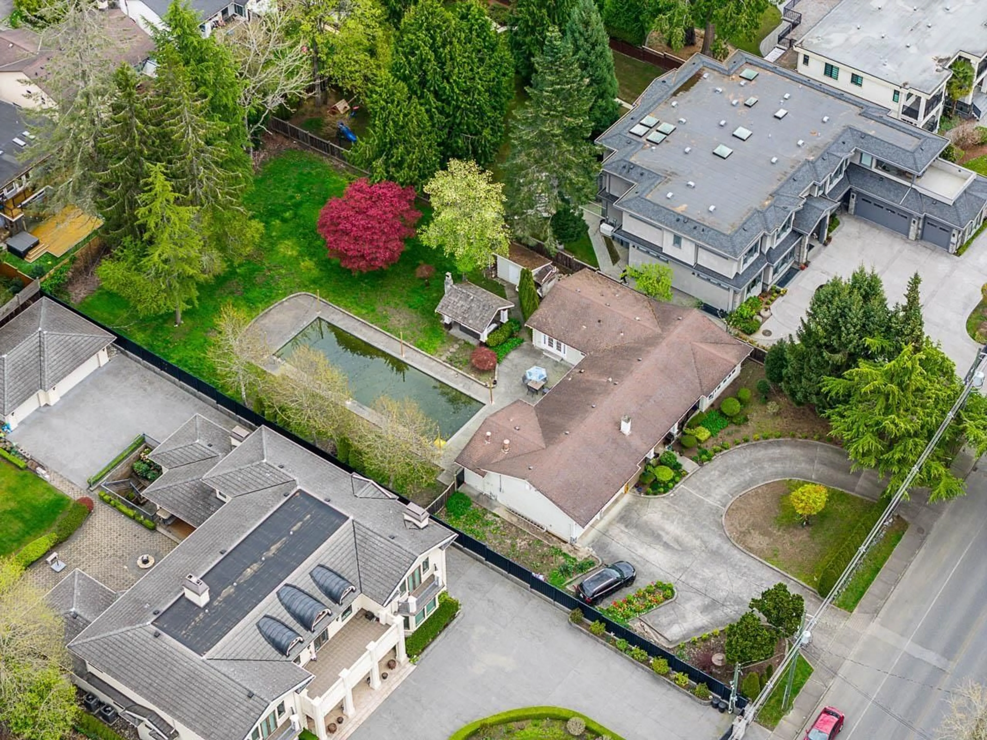 A pic from outside/outdoor area/front of a property/back of a property/a pic from drone, street for 13721 MARINE DRIVE, White Rock British Columbia V4B1A3