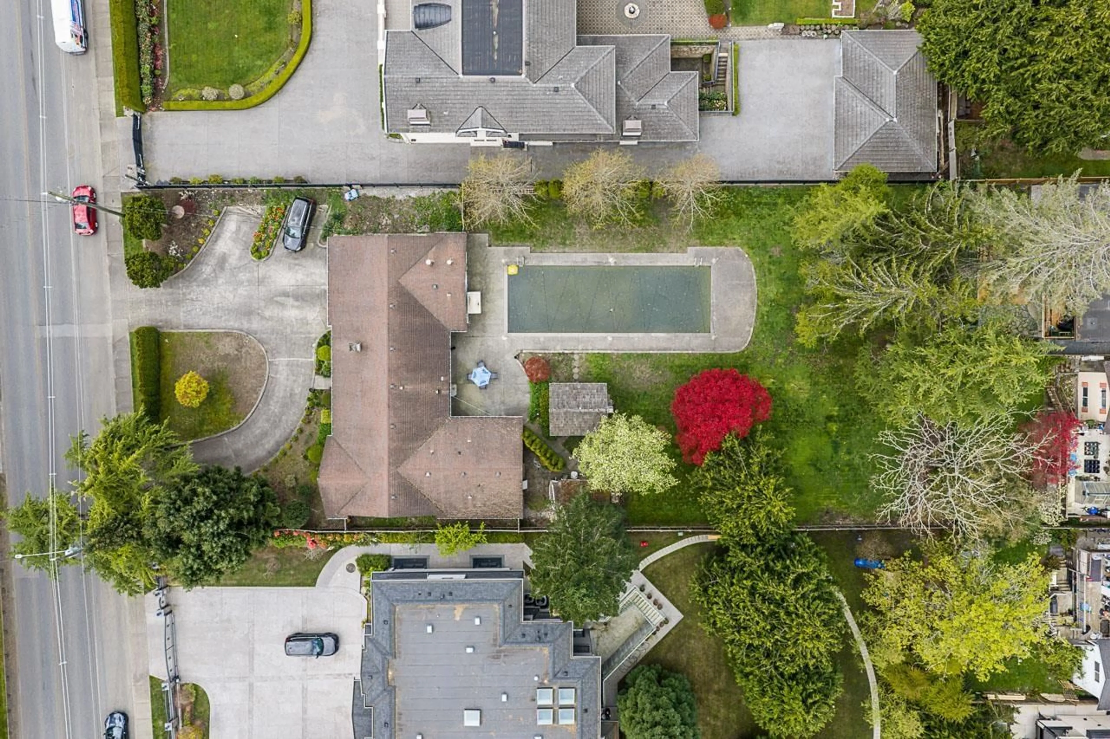 A pic from outside/outdoor area/front of a property/back of a property/a pic from drone, street for 13721 MARINE DRIVE, White Rock British Columbia V4B1A3