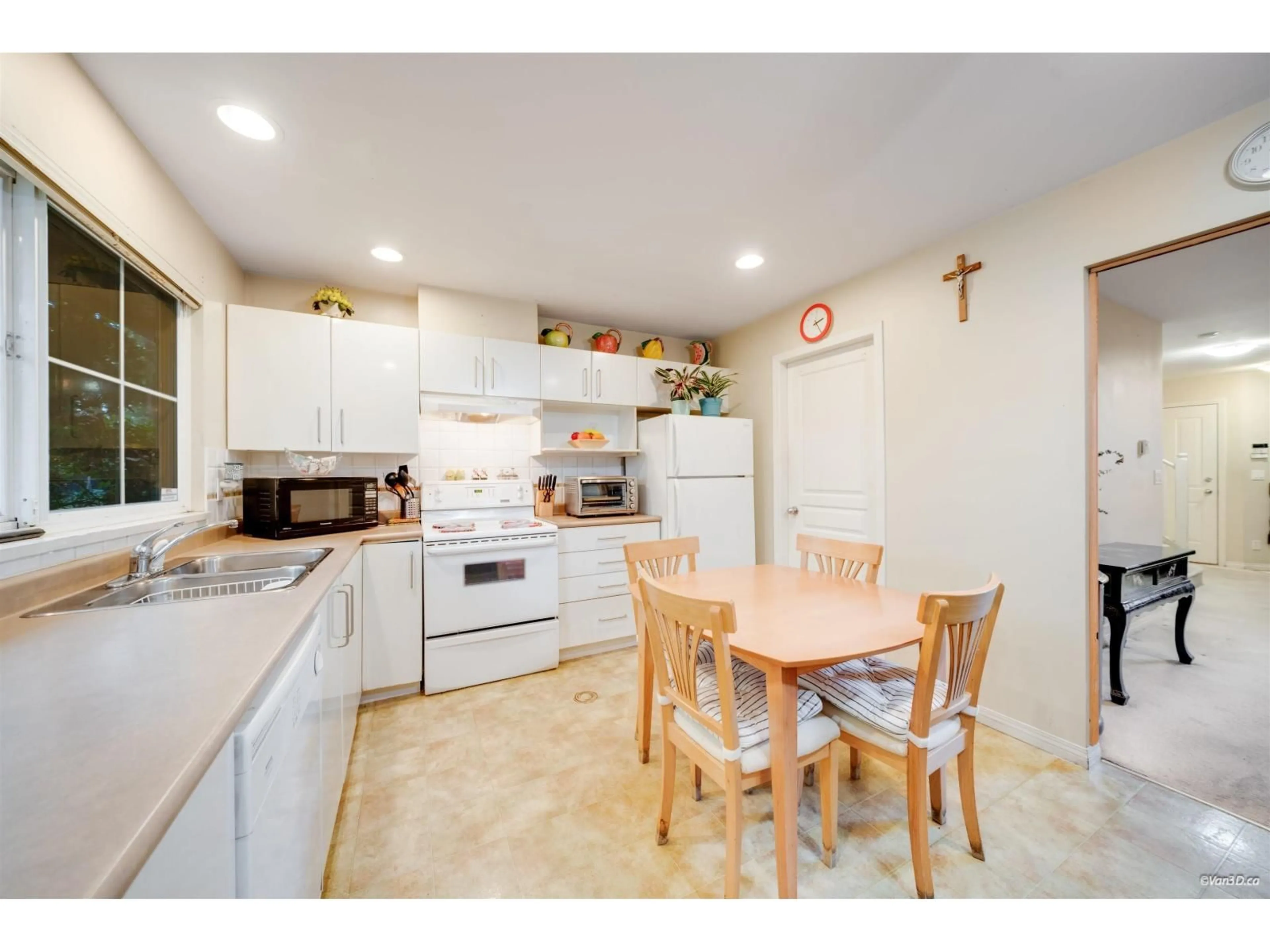 Standard kitchen, unknown for 30 - 8888 151 STREET, Surrey British Columbia V3R0Z9