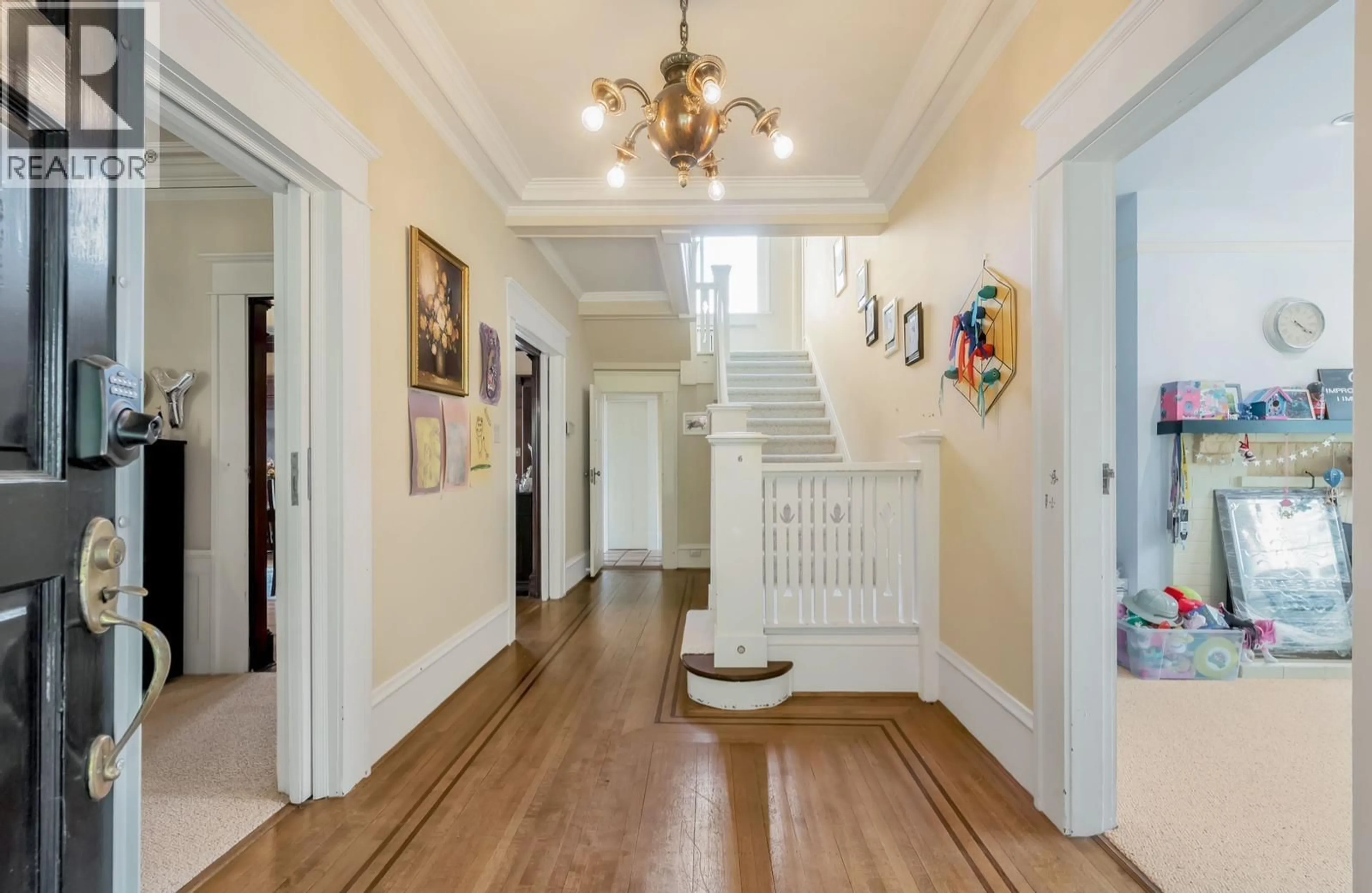 Indoor foyer for 1670 49TH AVENUE, Vancouver British Columbia V6M2S1