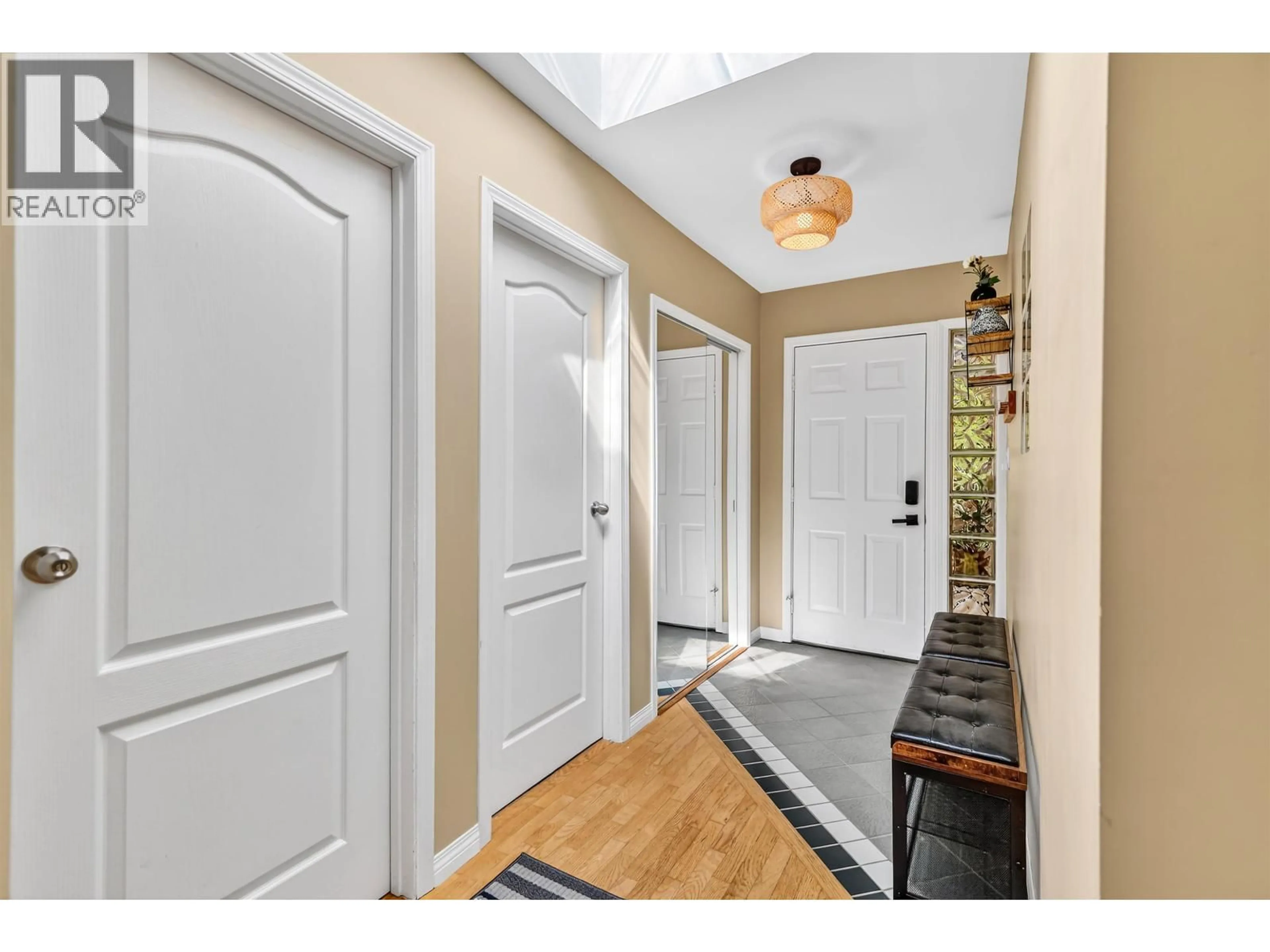 Indoor entryway for 1849 NORTH ROAD, Gibsons British Columbia V0N1V1