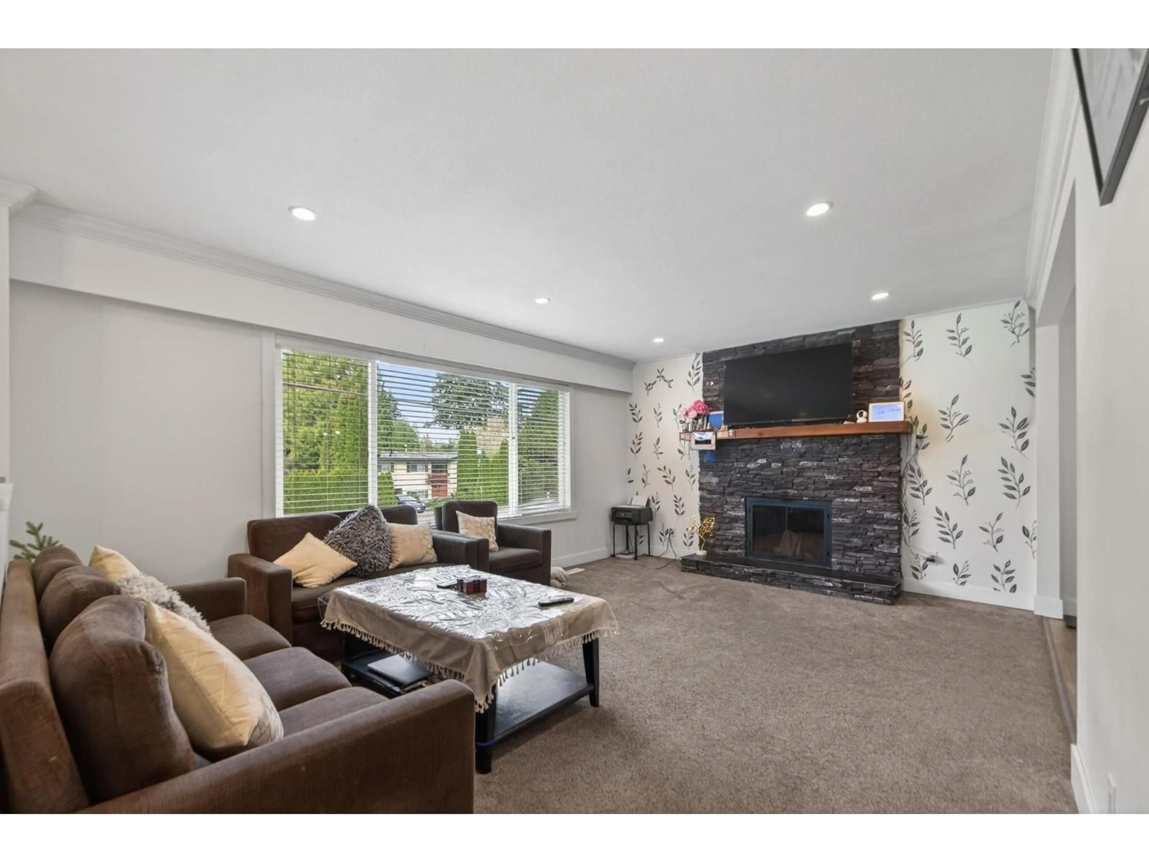 Living room with furniture, unknown for 2924 OLD CLAYBURN ROAD, Abbotsford British Columbia V2S4G7