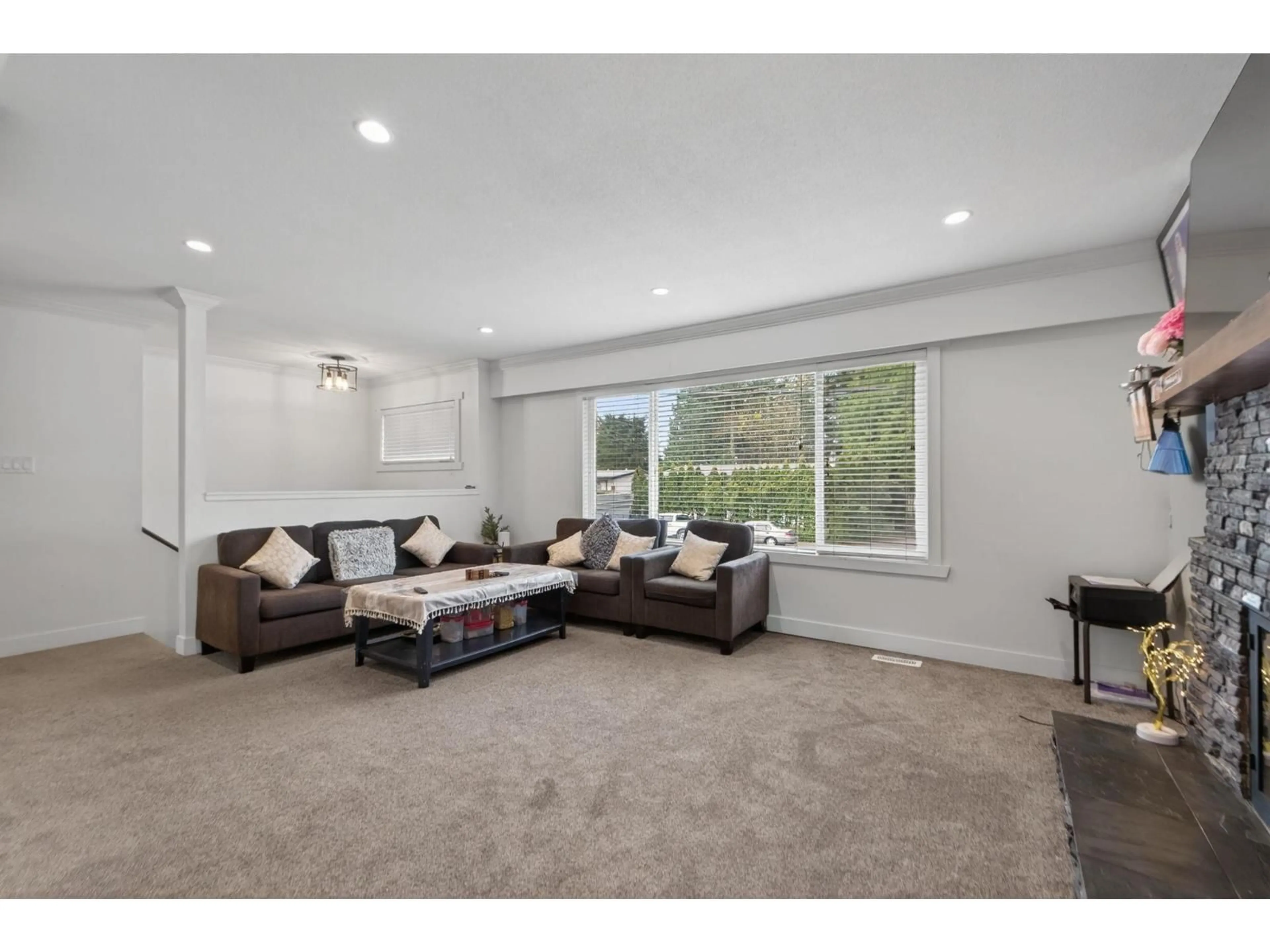 Living room with furniture, unknown for 2924 OLD CLAYBURN ROAD, Abbotsford British Columbia V2S4G7