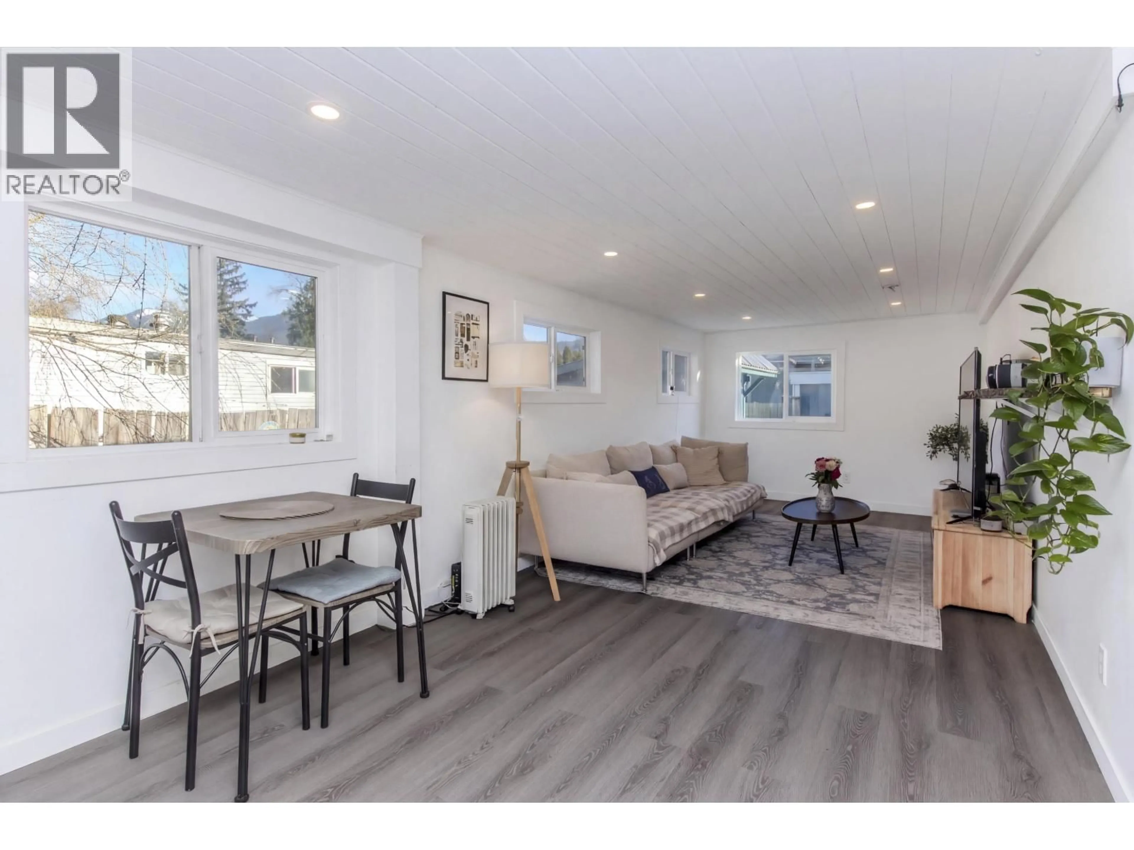 Living room with furniture, wood/laminate floor for 24 - 40157 GOVERNMENT ROAD, Squamish British Columbia V8B0N7