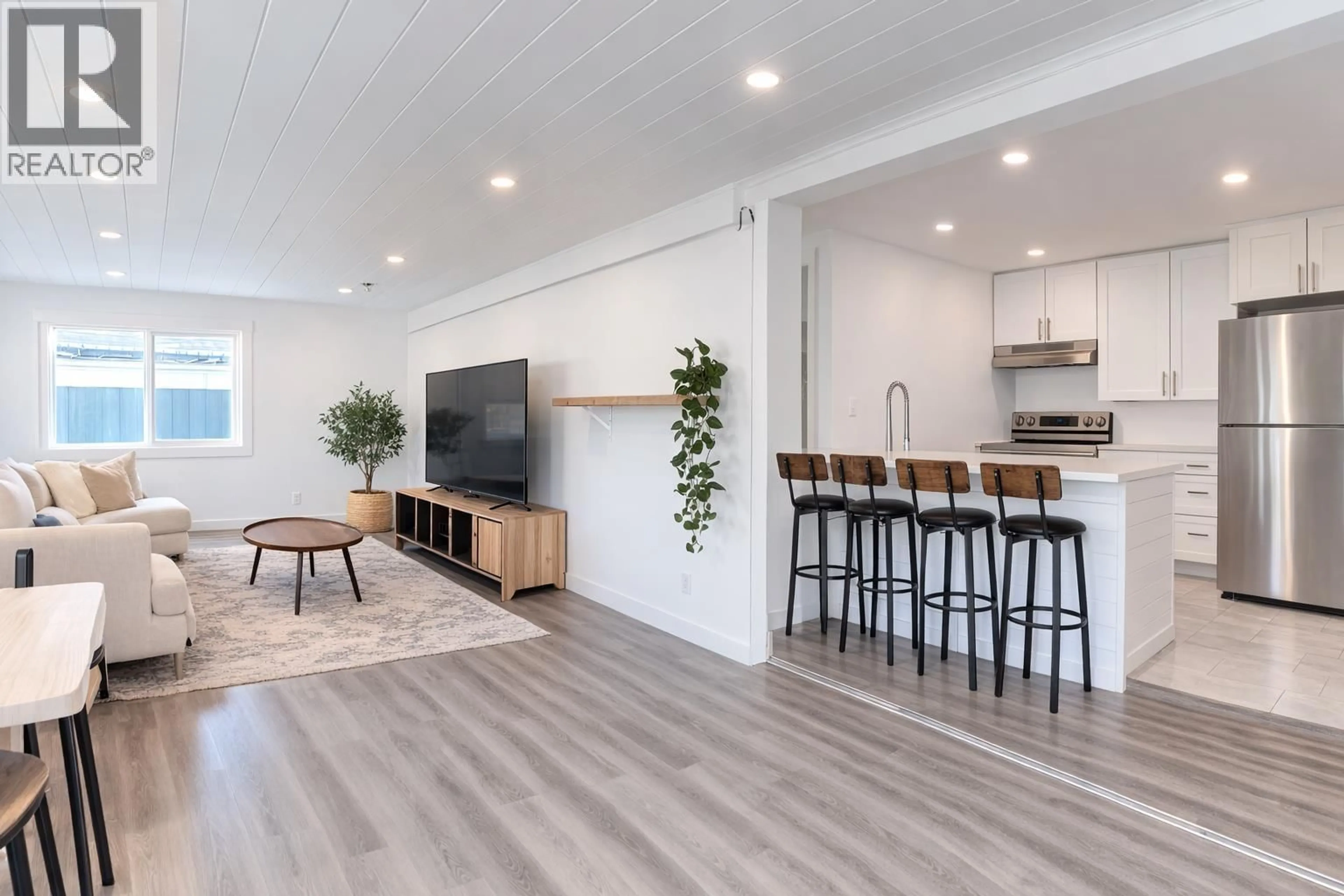 Open concept kitchen, wood/laminate floor for 24 - 40157 GOVERNMENT ROAD, Squamish British Columbia V8B0N7