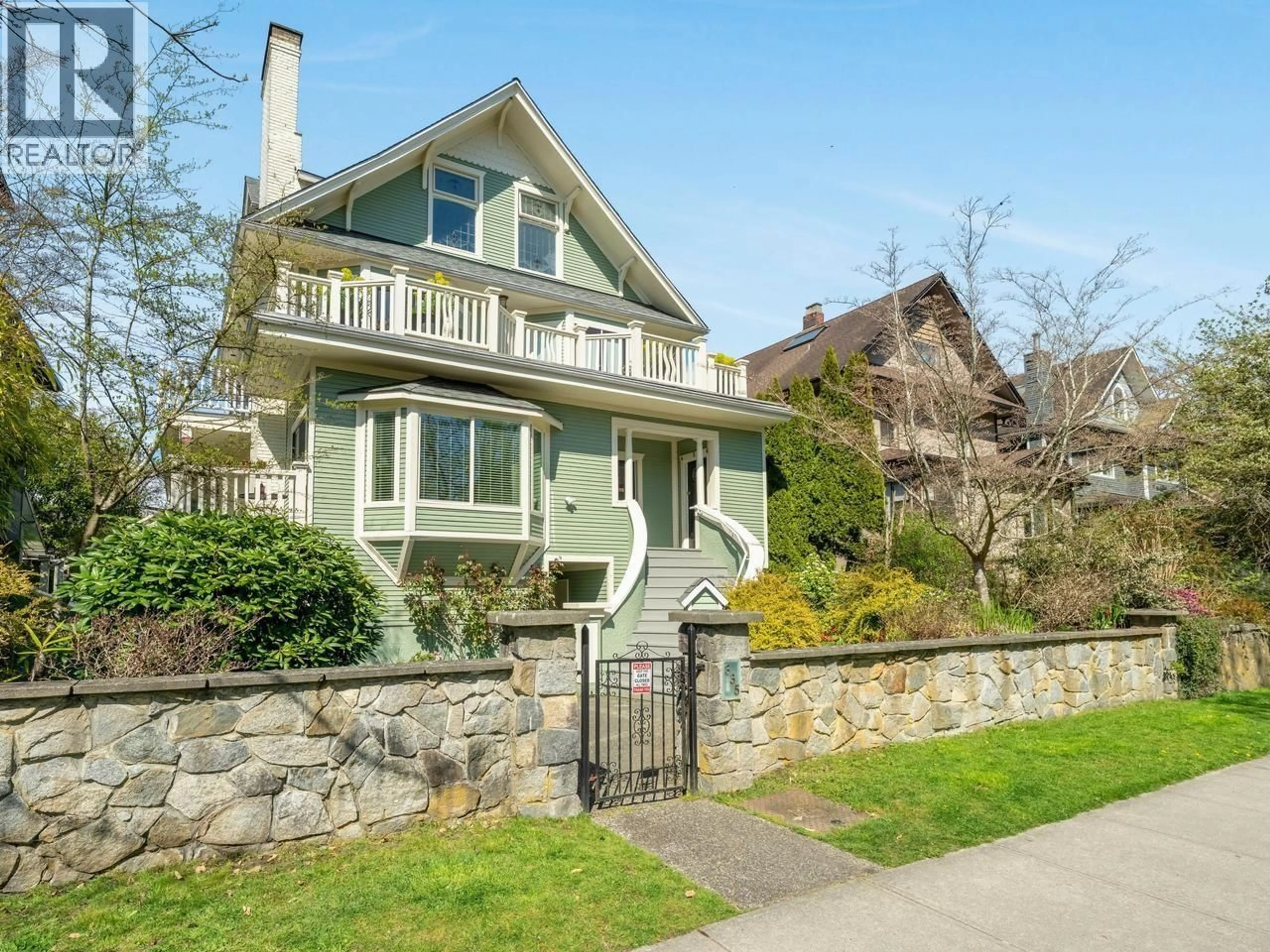 Home with vinyl exterior material, street for 6 - 335 13TH AVENUE, Vancouver British Columbia V5Y1W2