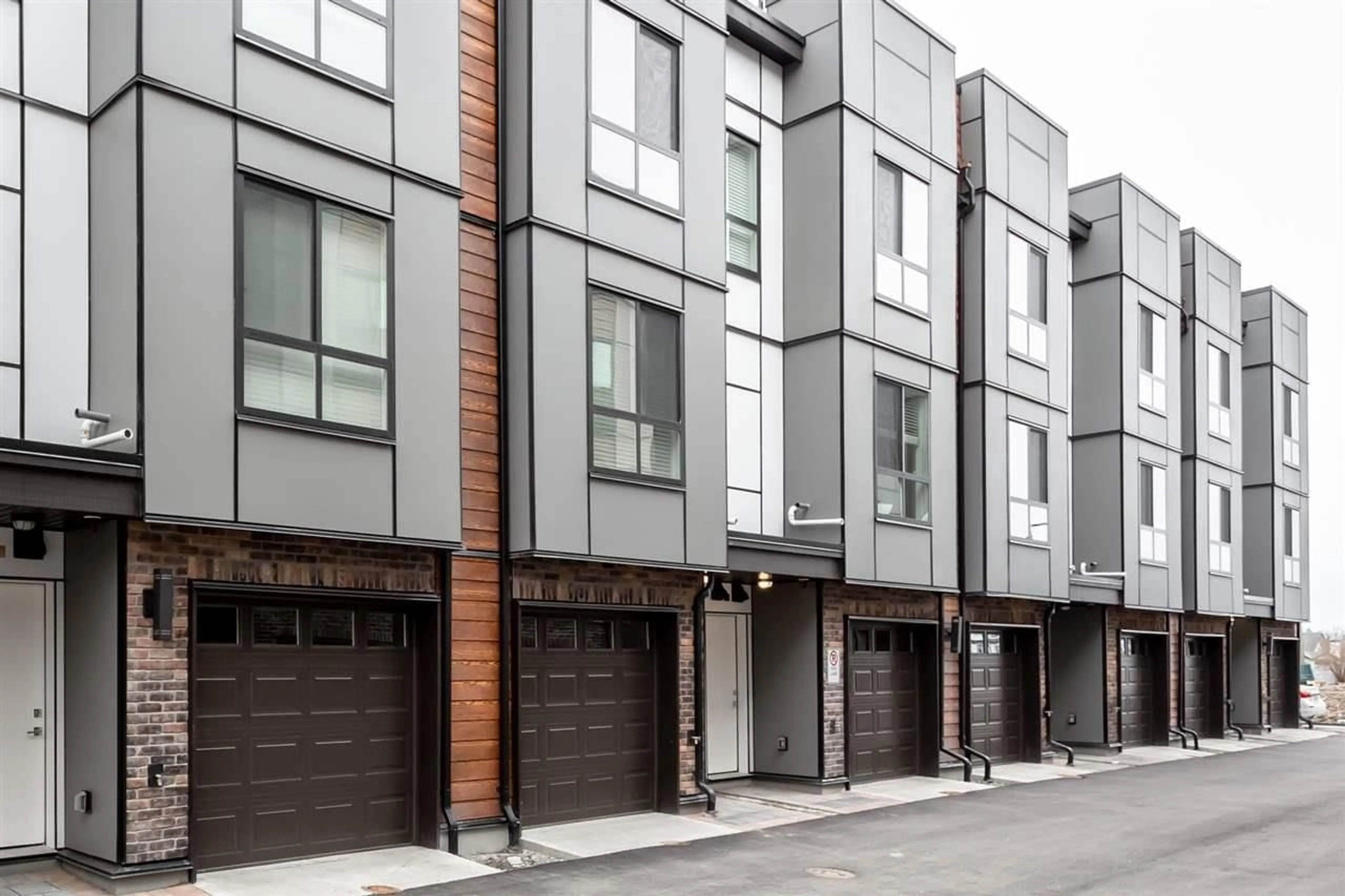 Home with brick exterior material, street for 39 - 19760 55 AVENUE, Langley British Columbia V3A3W9