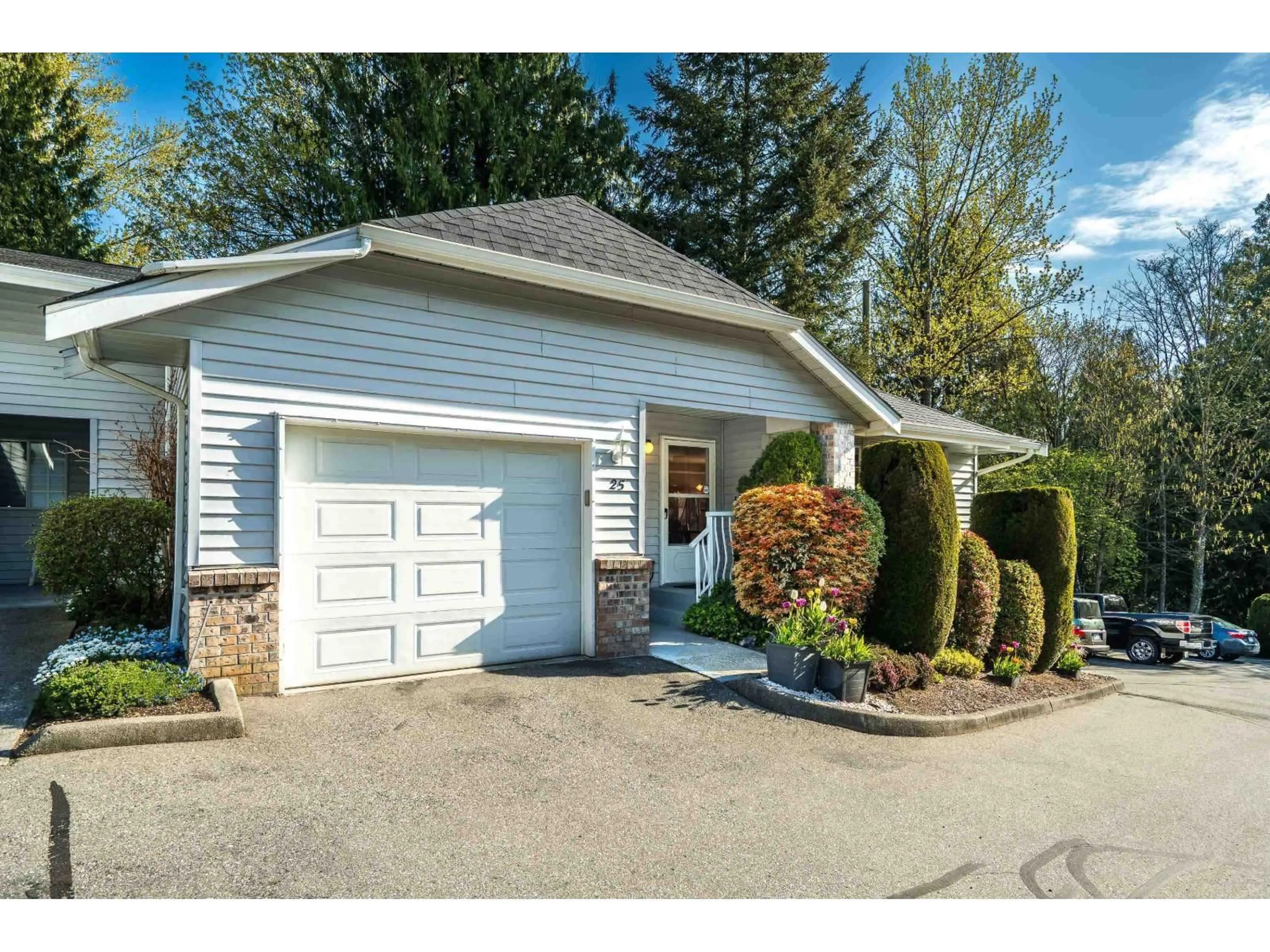 Home with vinyl exterior material, street for 25 - 33020 MACLURE ROAD, Abbotsford British Columbia V2S7J6
