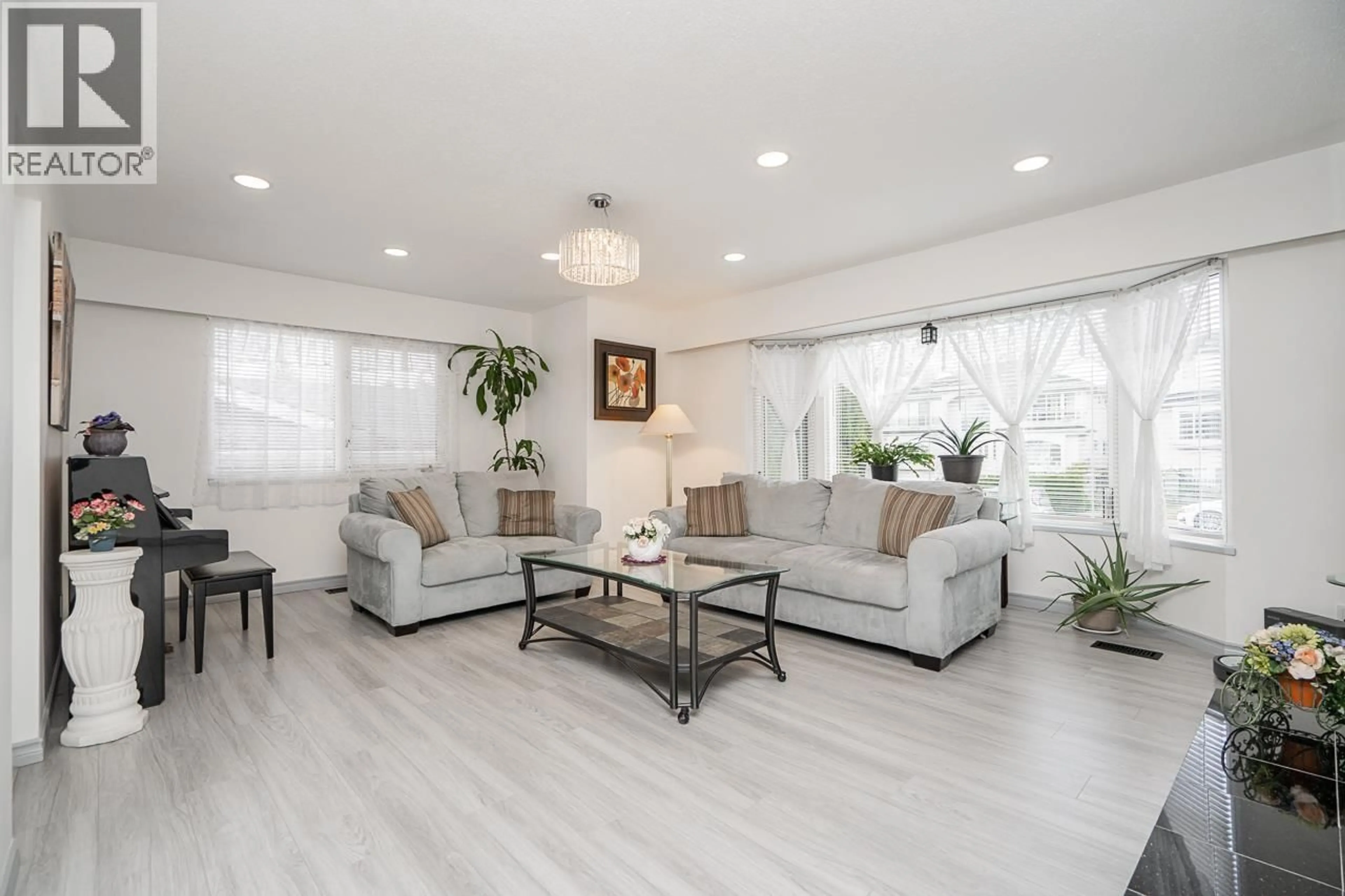 Living room with furniture, unknown for 8255 18TH AVENUE, Burnaby British Columbia V3N1K4