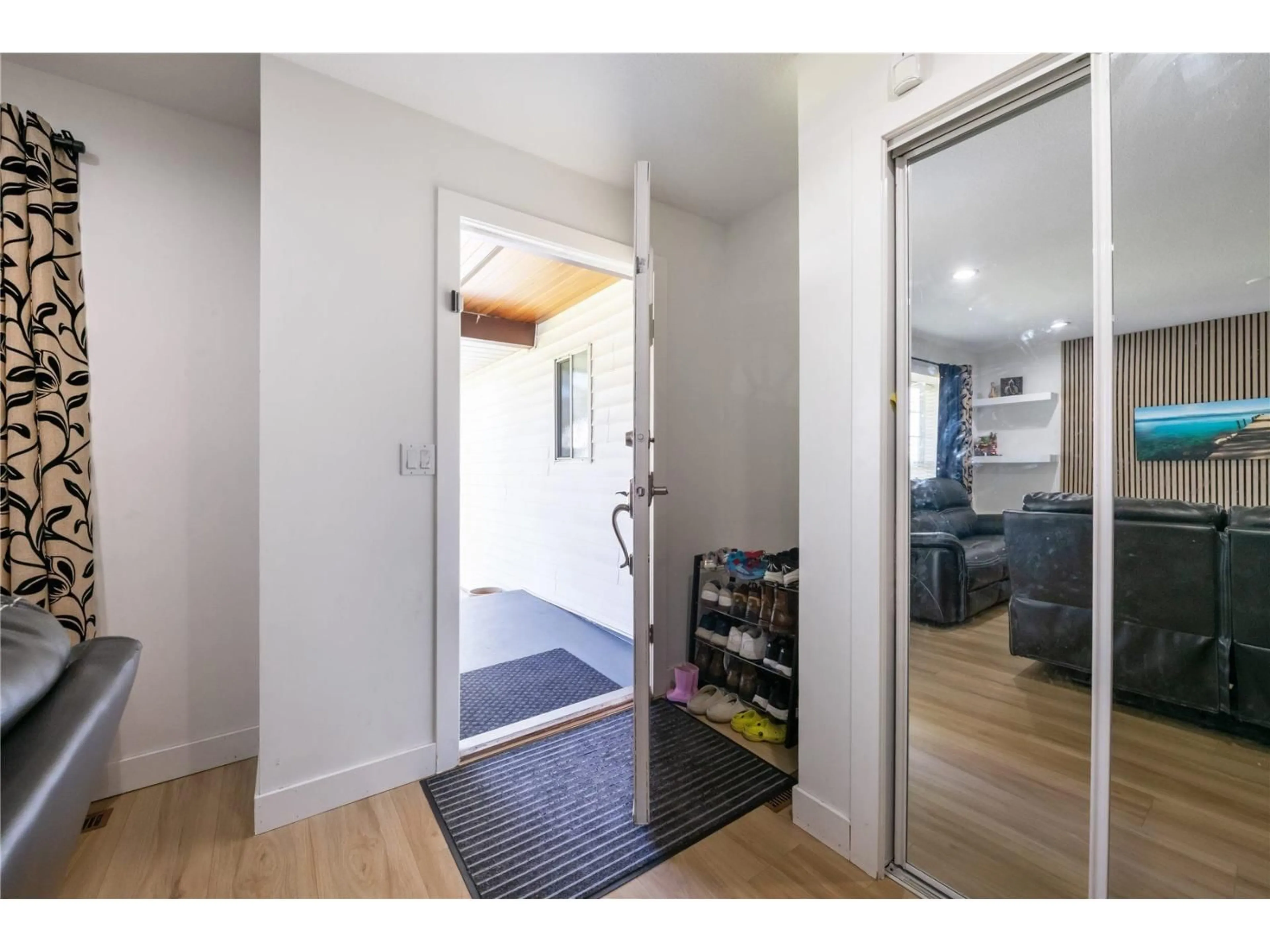 Indoor entryway for 16954 60 AVENUE, Surrey British Columbia V3S1T2