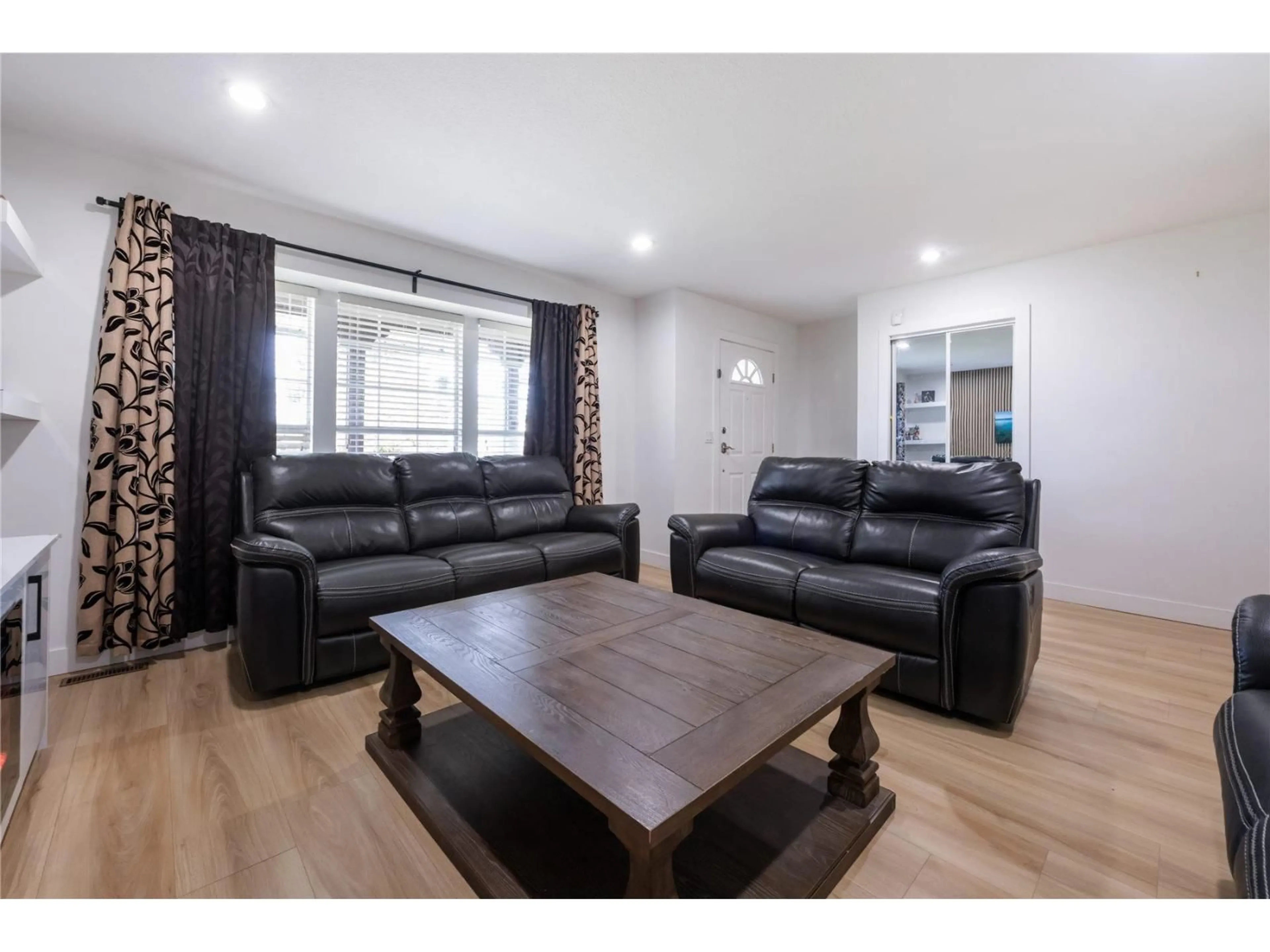 Living room with furniture, wood/laminate floor for 16954 60 AVENUE, Surrey British Columbia V3S1T2