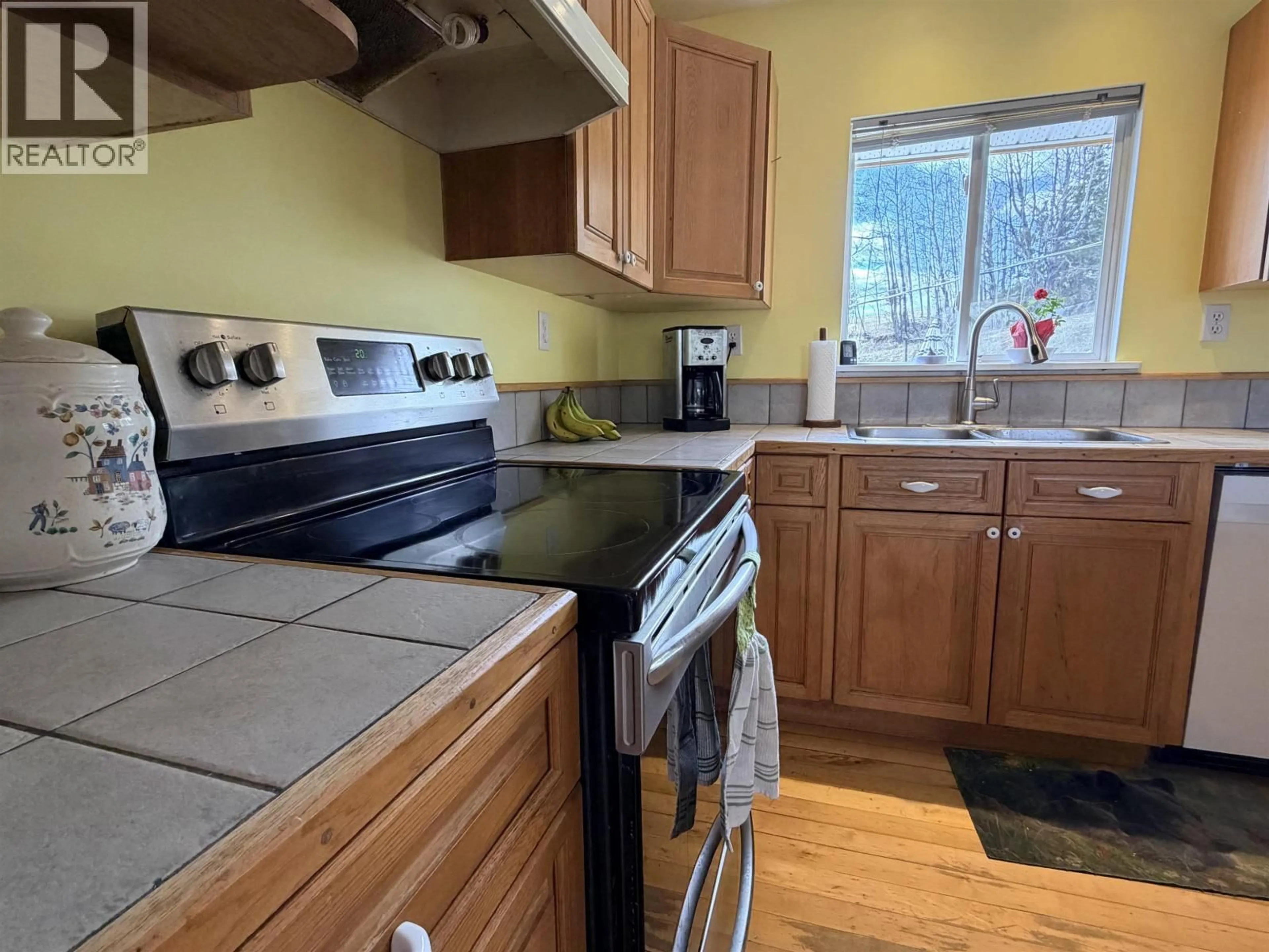 Standard kitchen, ceramic/tile floor for 4583 RIDGE ROAD, Williams Lake British Columbia V0L1G0