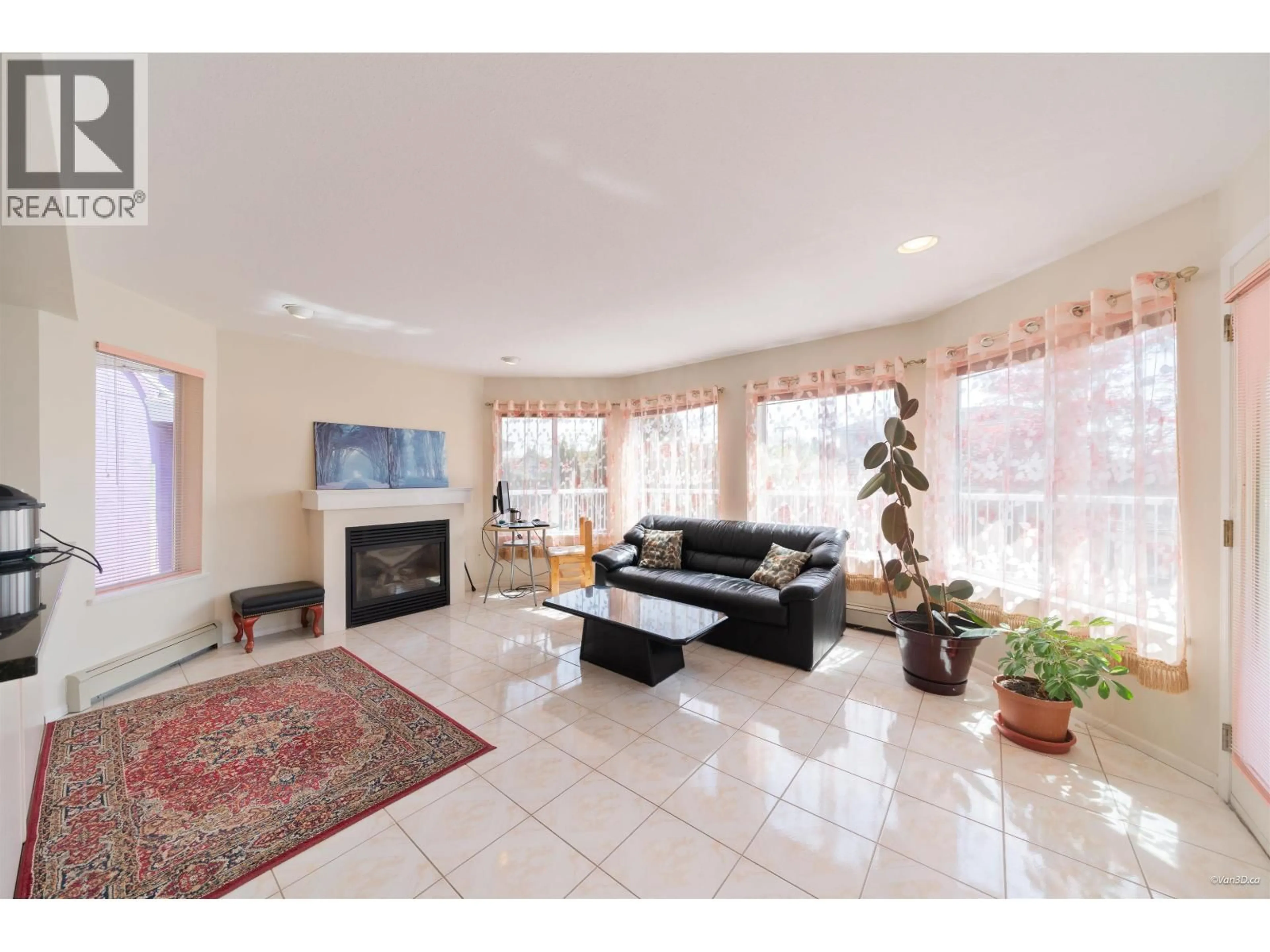Living room with furniture, ceramic/tile floor for 6758 KITCHENER STREET, Burnaby British Columbia V5B2J9
