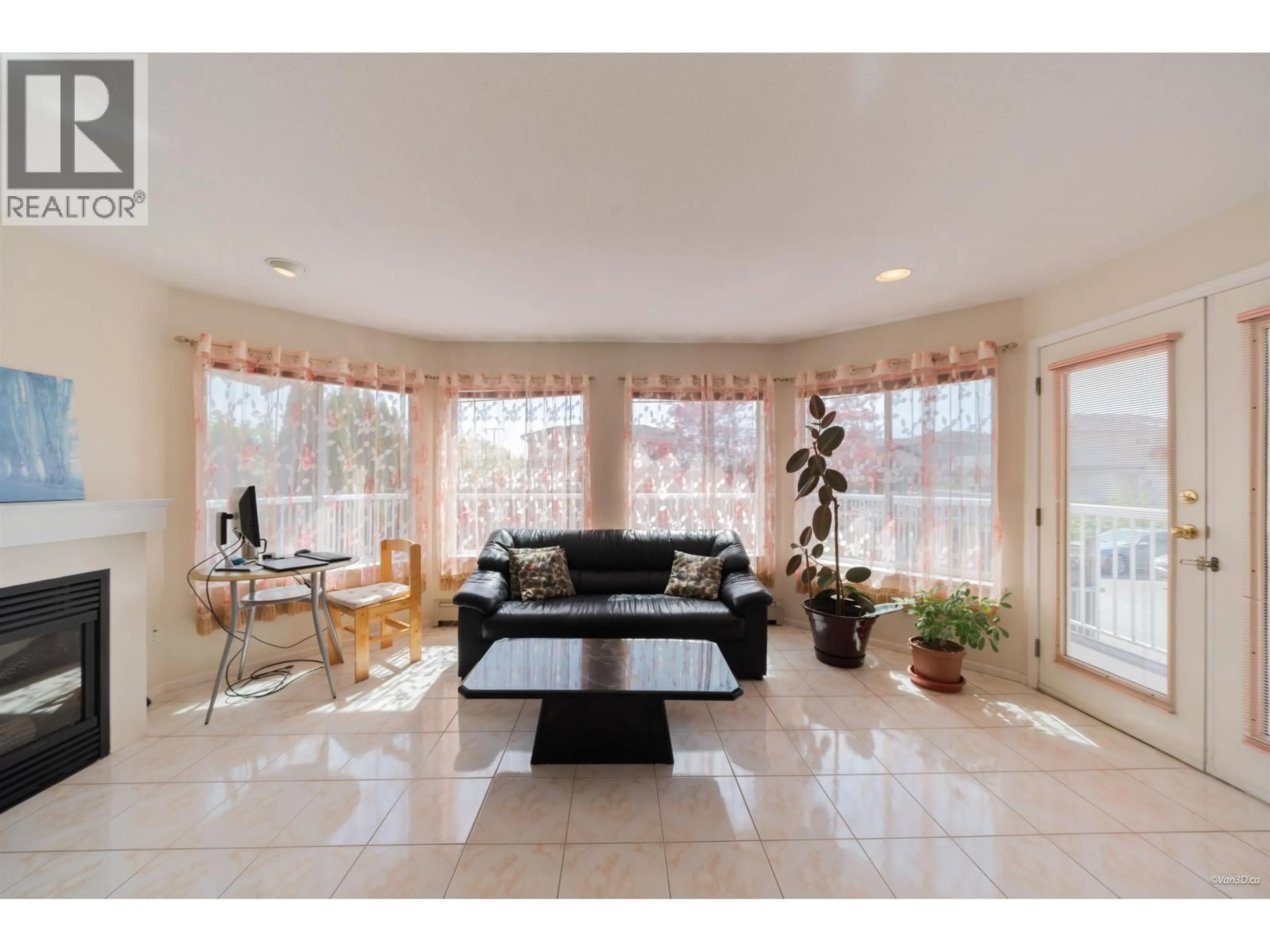 Living room with furniture, ceramic/tile floor for 6758 KITCHENER STREET, Burnaby British Columbia V5B2J9