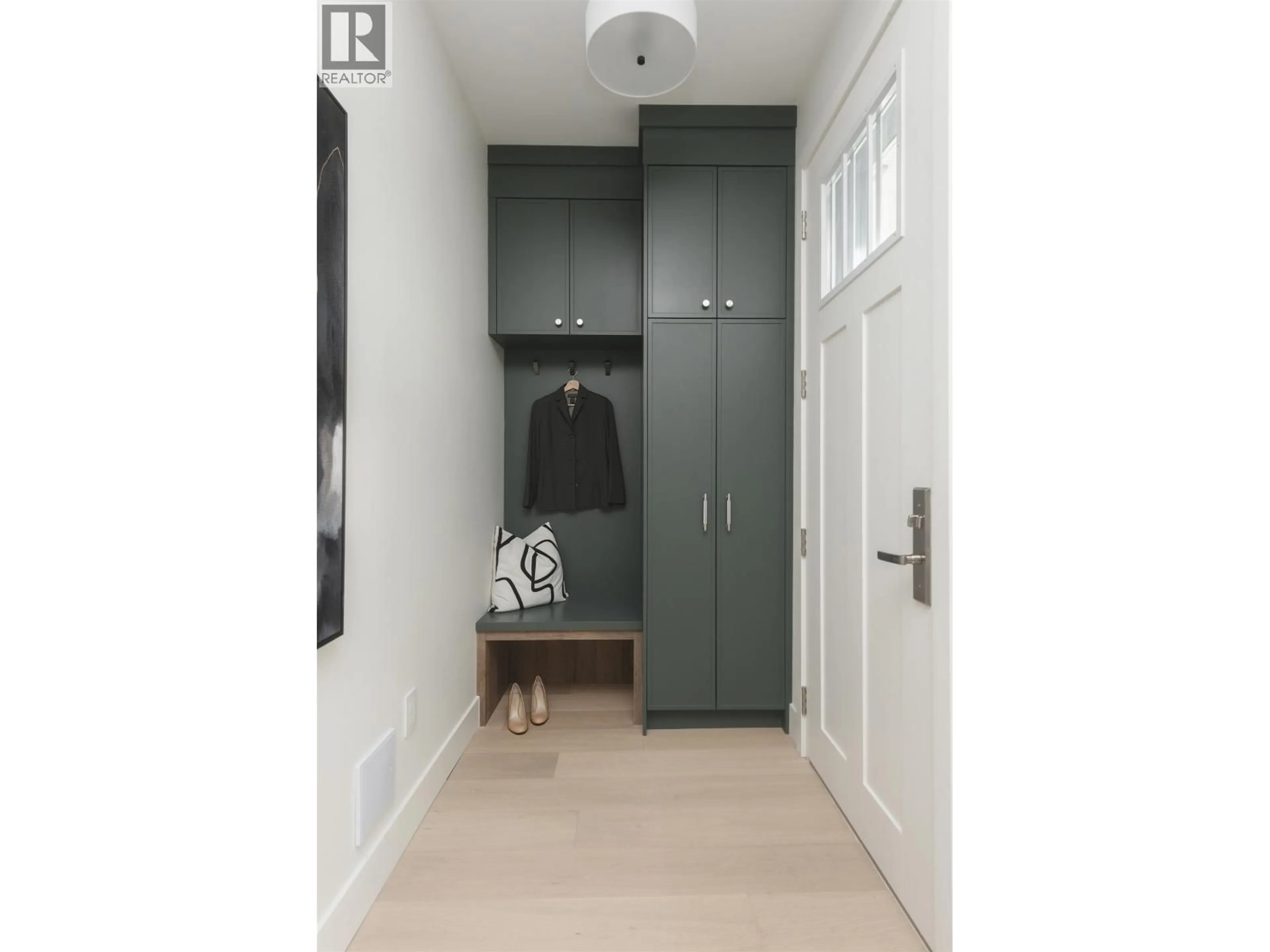 Indoor entryway for 2 - 8508 EAST BOULEVARD, Vancouver British Columbia V6P5E6