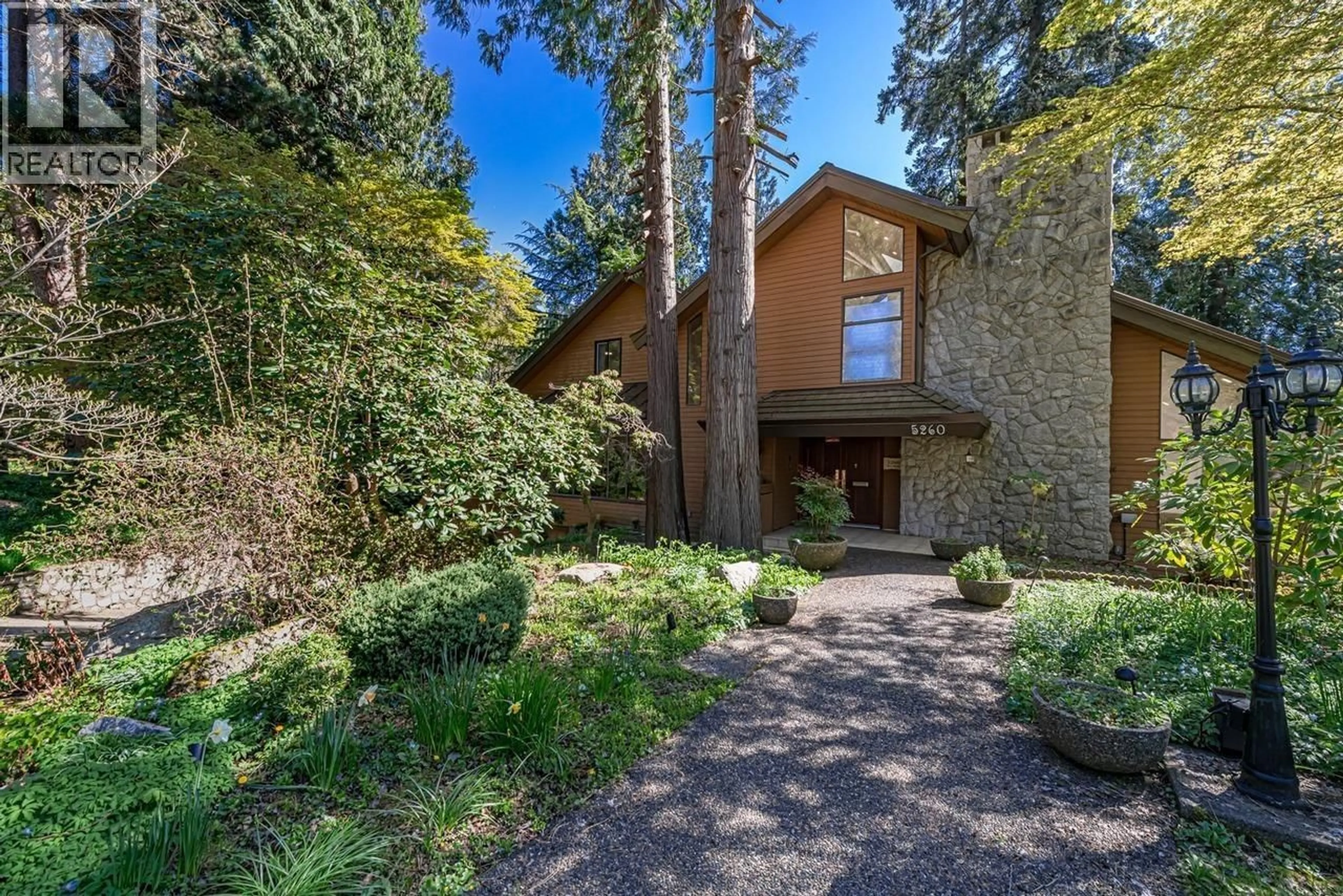 Indoor foyer for 5260 KEW ROAD, West Vancouver British Columbia V7W2W2